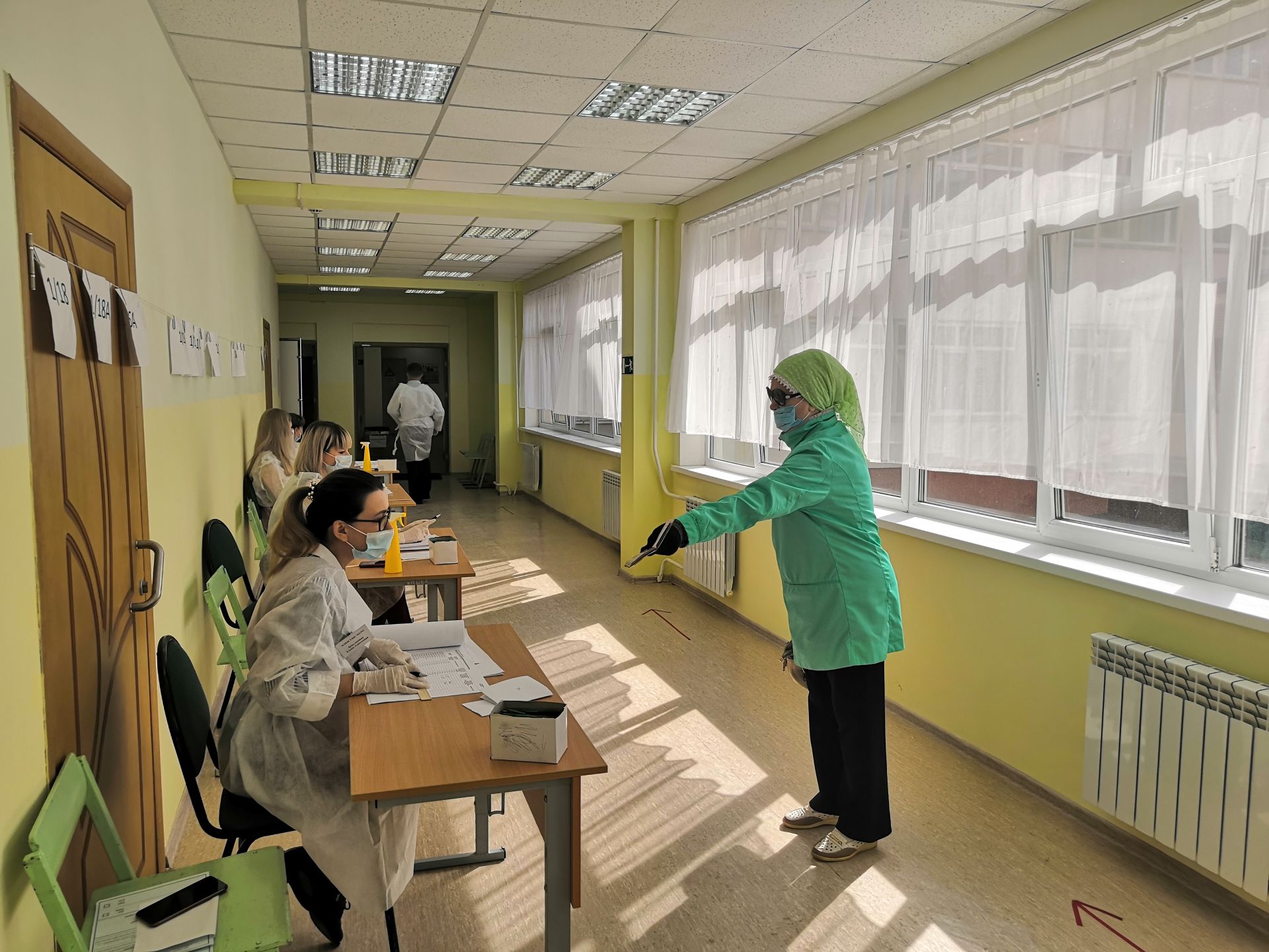 В Камских Полянах на территории избирательного участка школы №1 продолжается голосование по поправкам в Конституцию РФ