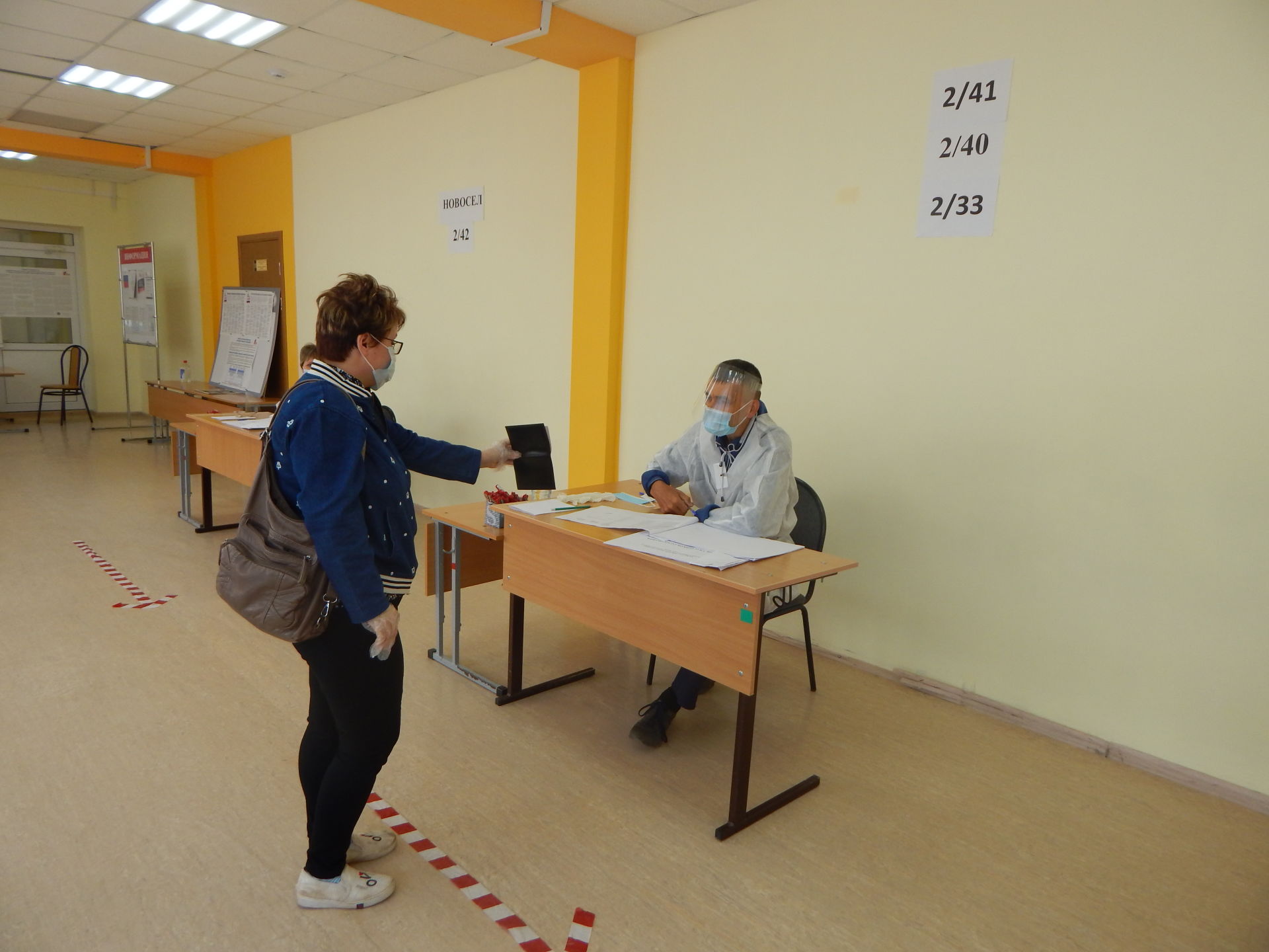 В Камских Полянах на территории избирательного участка школы №2 продолжается голосование по поправкам в Конституцию РФ