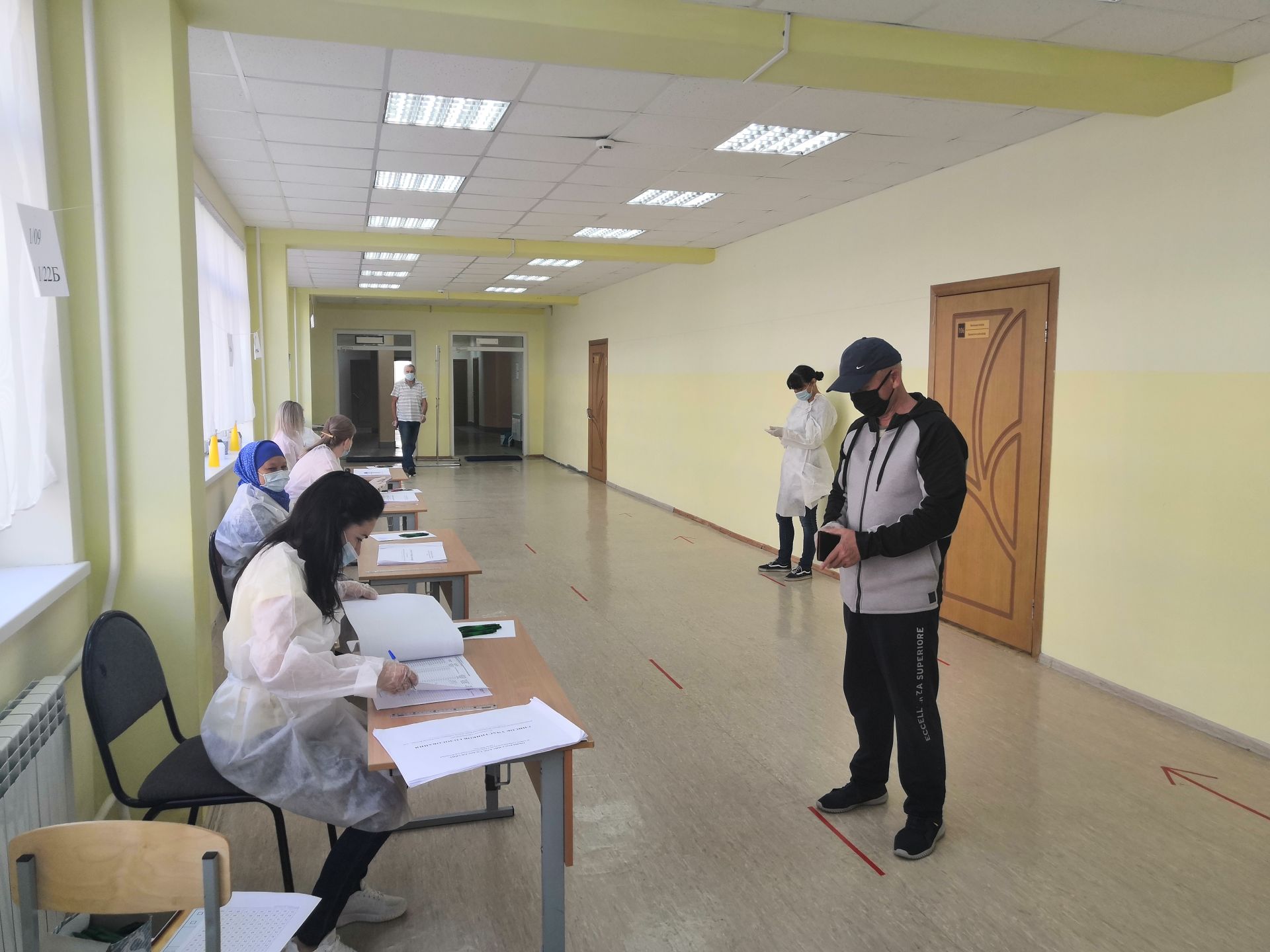 В Камских Полянах на территории избирательного участка школы №1 продолжается голосование по поправкам в Конституцию РФ