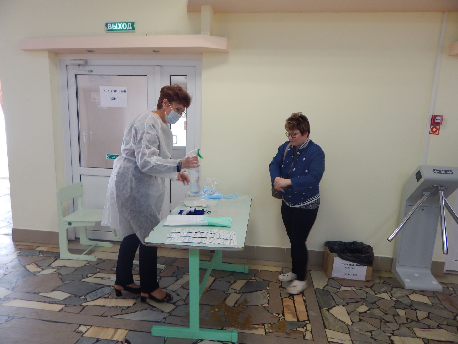 В Камских Полянах на территории избирательного участка школы №2 продолжается голосование по поправкам в Конституцию РФ