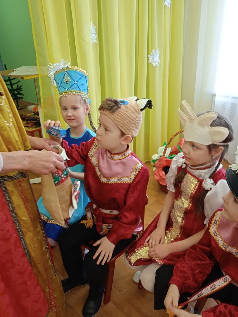 В Камских Полянах в детском саду «Золотая рыбка» прошли Рождественские колядки