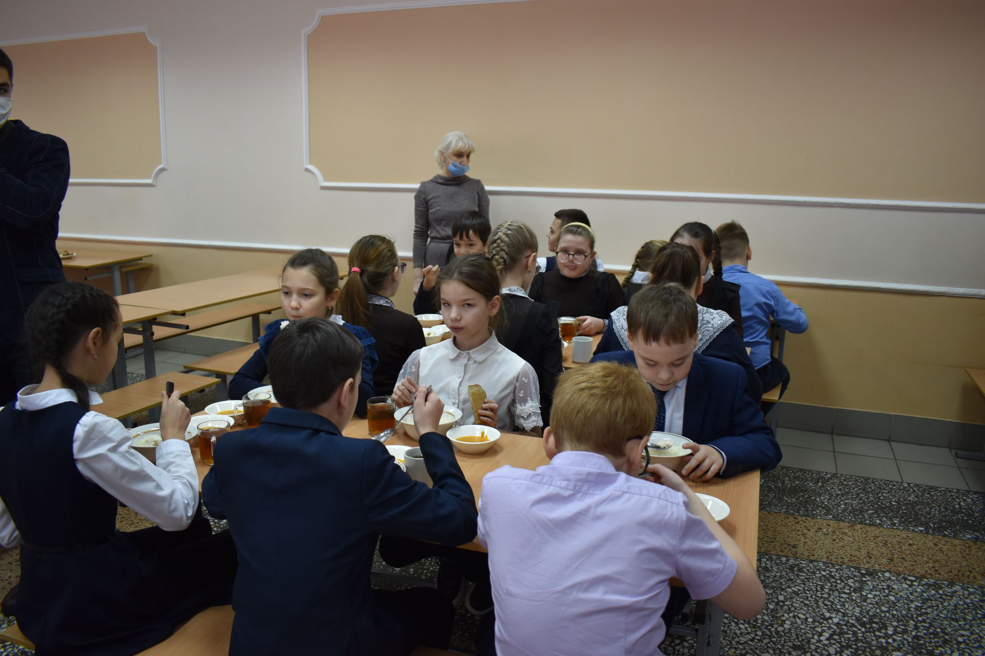 В Камских Полянах проверили качество питания в школе №1