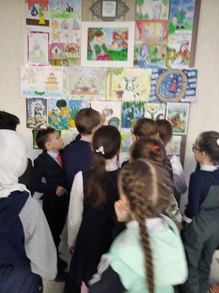 В Камских Полянах проходит выставка детских рисунков по татарским народным сказкам