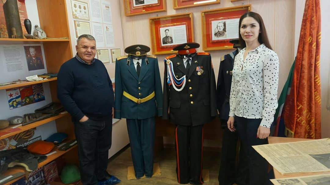 Глава штаба-татар подарил камполянскому молодежному центру памятные подарки