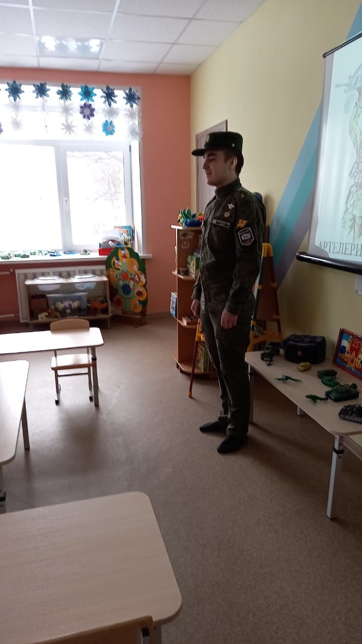 В преддверии праздника в камполянском детском саду побывал бывший военнослужащий