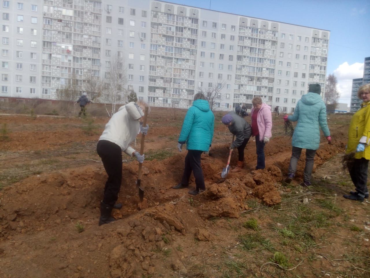 Всероссийская акция «Сад памяти» в Камских Полянах продолжается