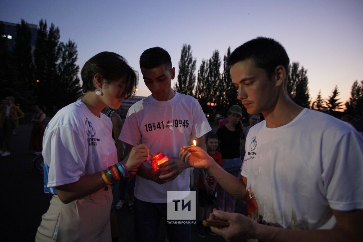 В парке Победы почтили героев войны и выложили свечами портрет Девятаева и самолет Пе-2