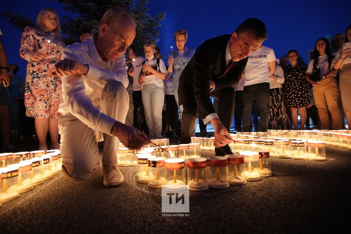 В парке Победы почтили героев войны и выложили свечами портрет Девятаева и самолет Пе-2