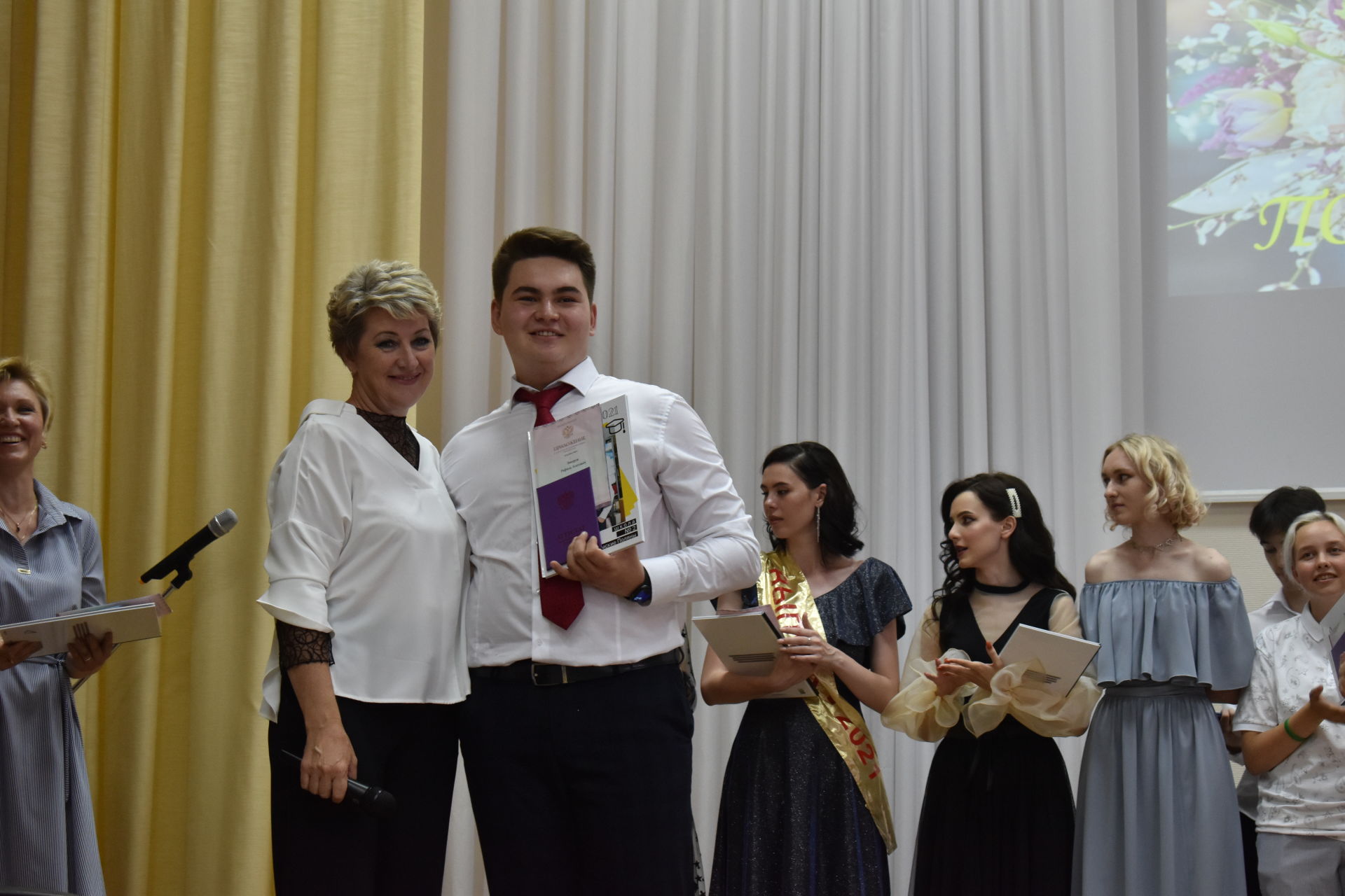 В Камполянской школе №2 прошел выпускной бал (Видео)