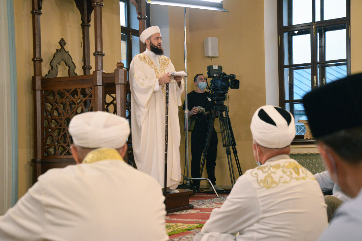 Минниханов принял участие в праздничном намазе в честь Курбан-байрам в Галеевской мечети