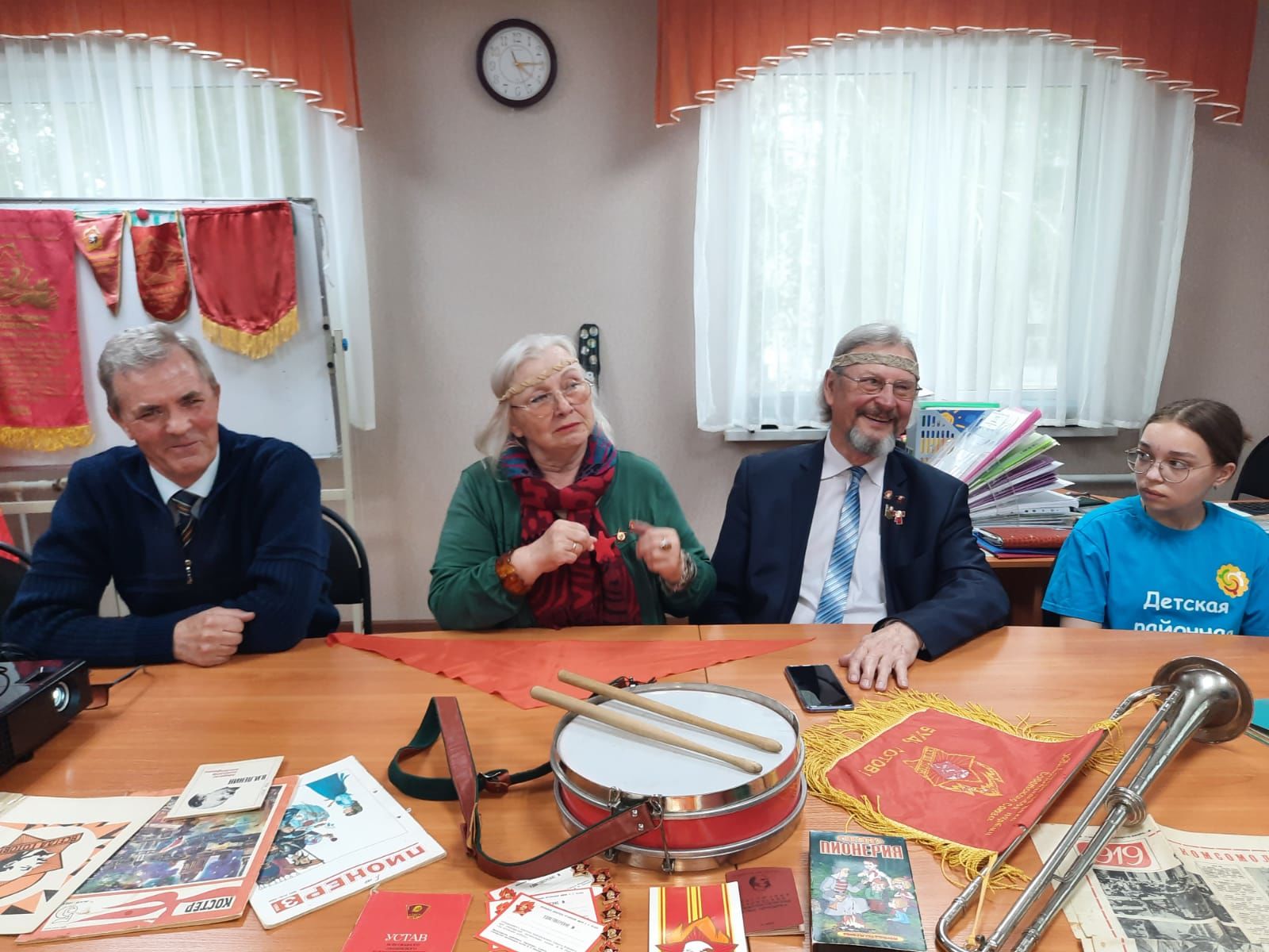В Камских Полянах в преддверии праздника Дня пионерии активисты Детской районной Думы встретились с членами Совета ветеранов