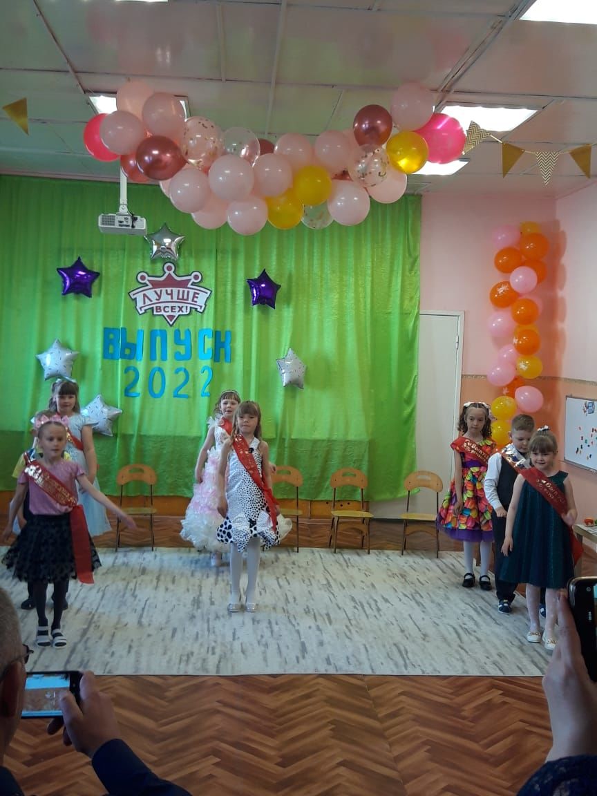 Последний праздник дошкольного детства для детей из Кармалов
