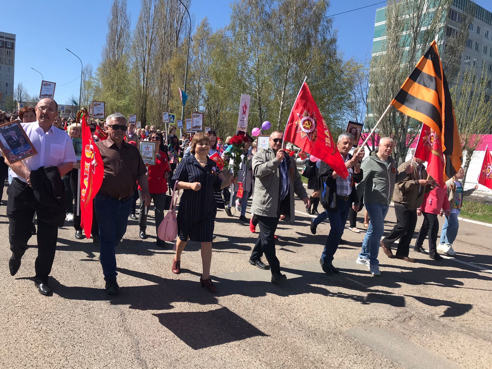 По Центральной улице Камских Полян прошел «Бессмертный полк» (фоторепортаж)