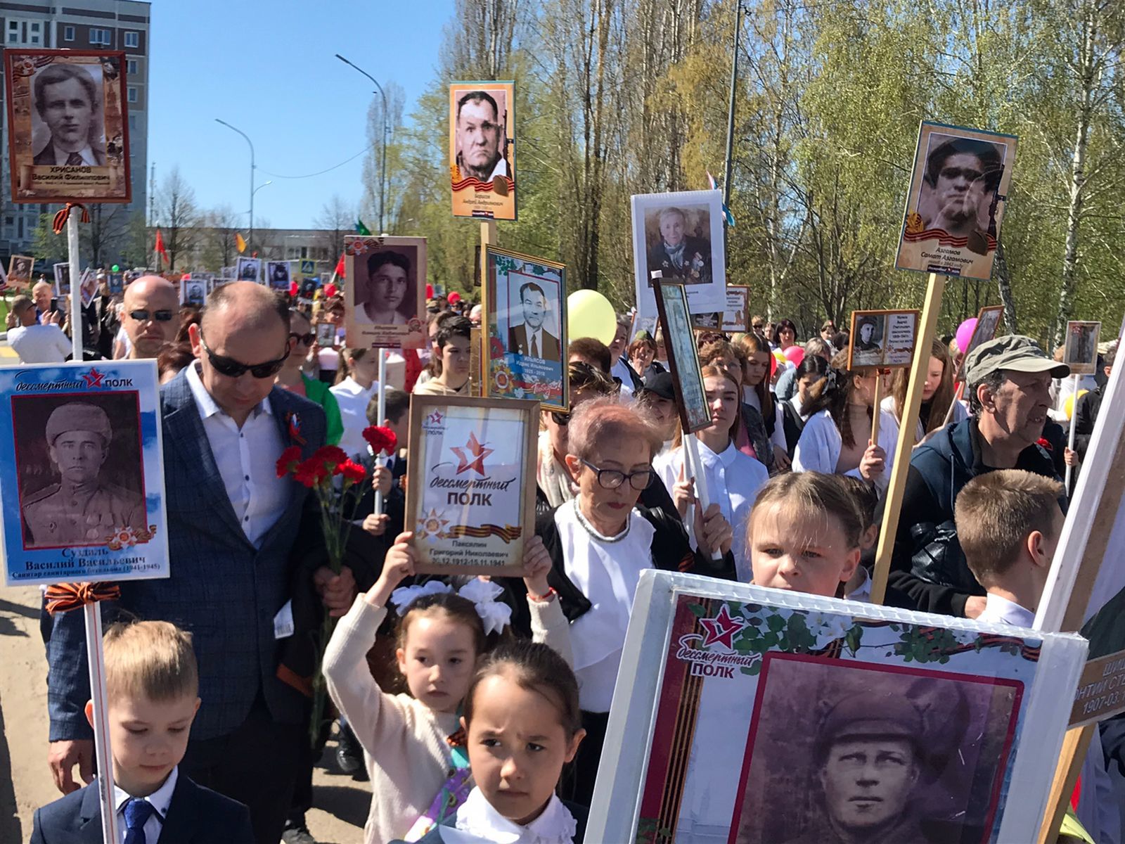 По Центральной улице Камских Полян прошел «Бессмертный полк» (фоторепортаж)