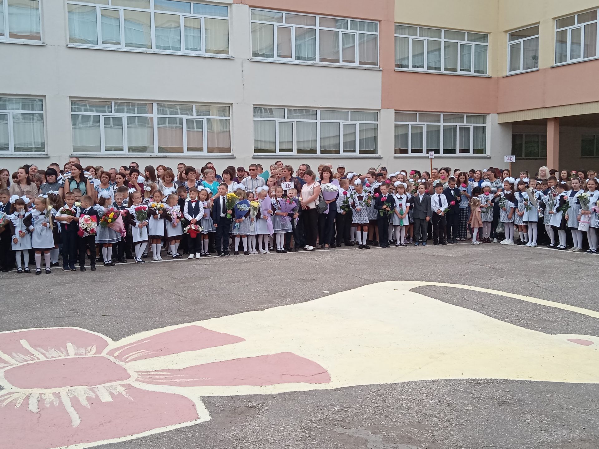 1 сентября в камполянских школах прошли праздничные линейки