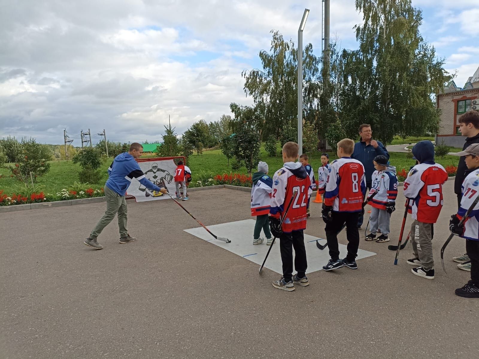 В честь Дня города Камских Полян тренеры-преподаватели Спортивной школы №7 провели активные игр с детьми