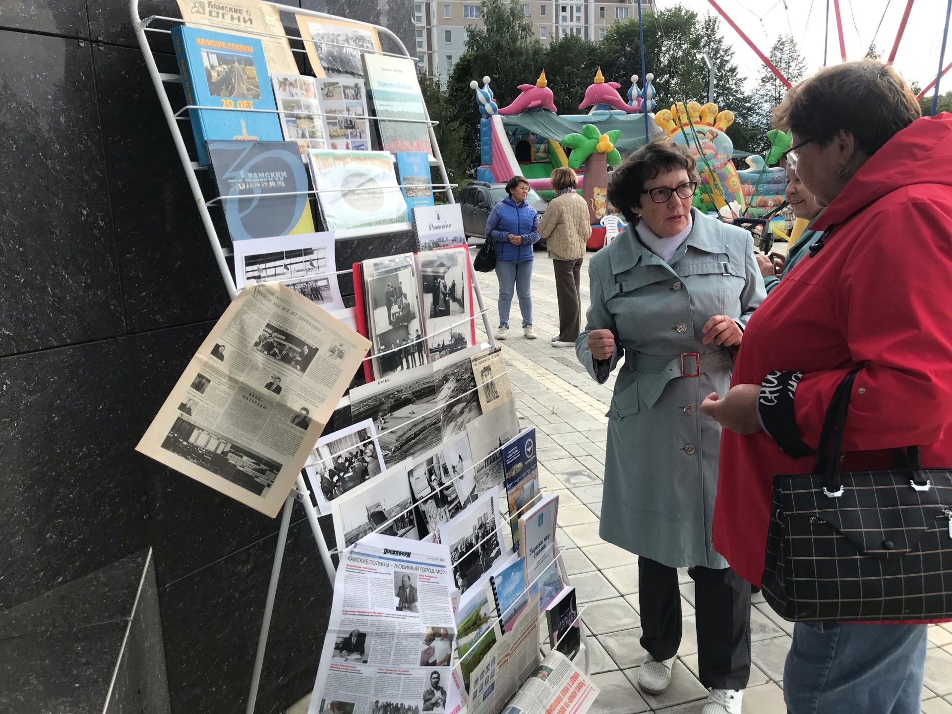 В День города библиотекари Камских Полян организовали выставку  «О тех, кто мой город построил»