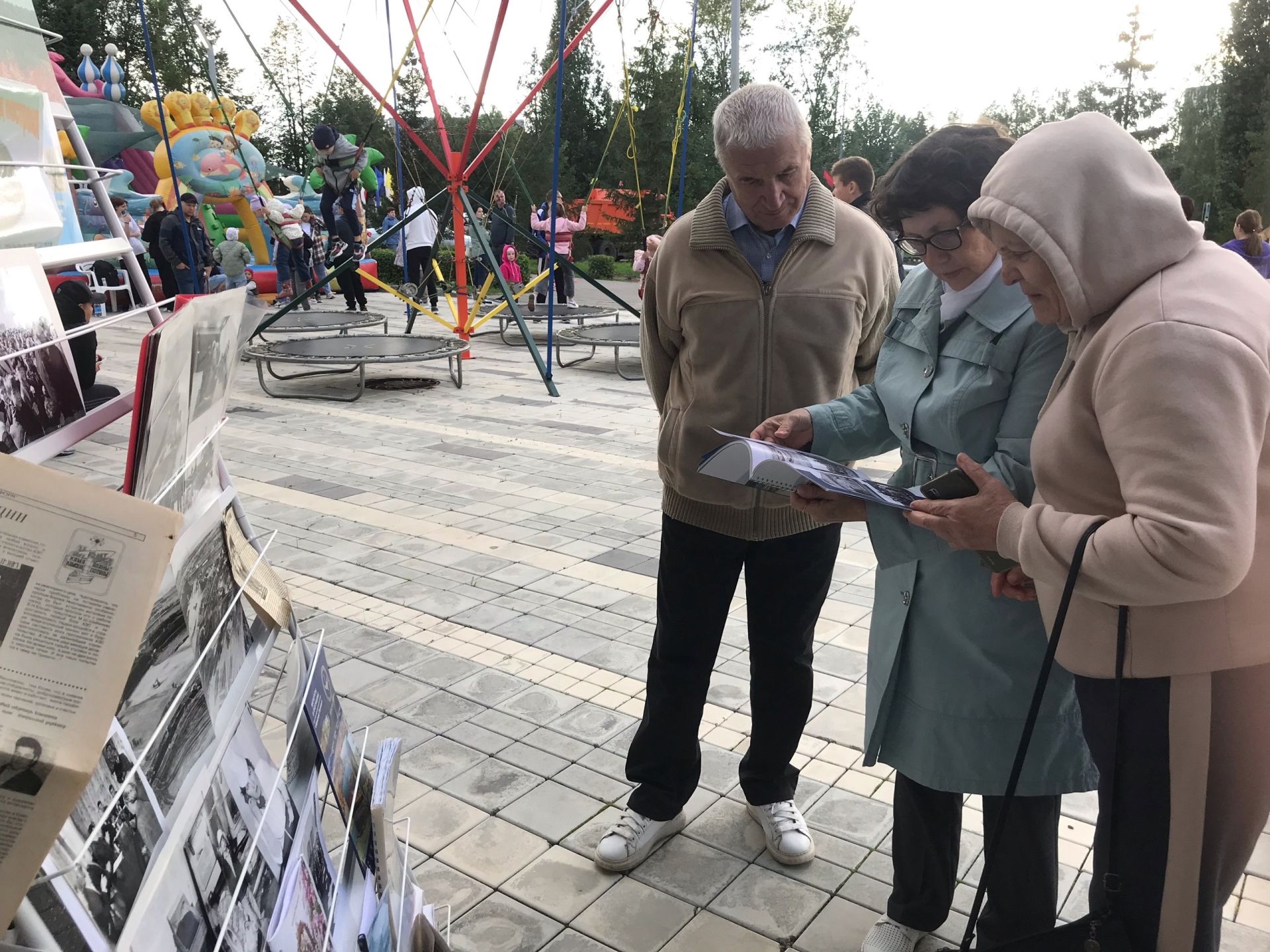 В День города библиотекари Камских Полян организовали выставку  «О тех, кто мой город построил»