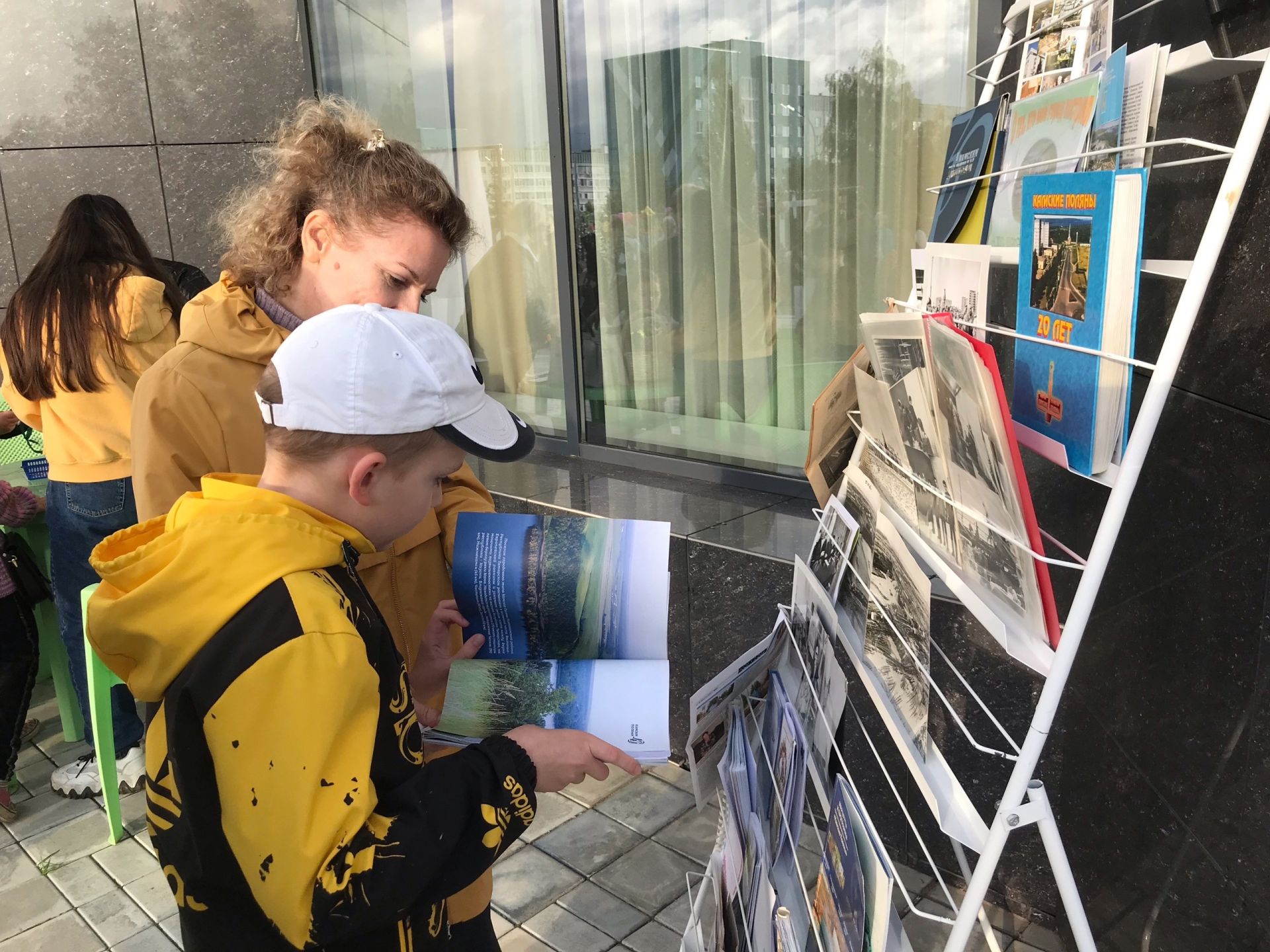 В День города библиотекари Камских Полян организовали выставку  «О тех, кто мой город построил»