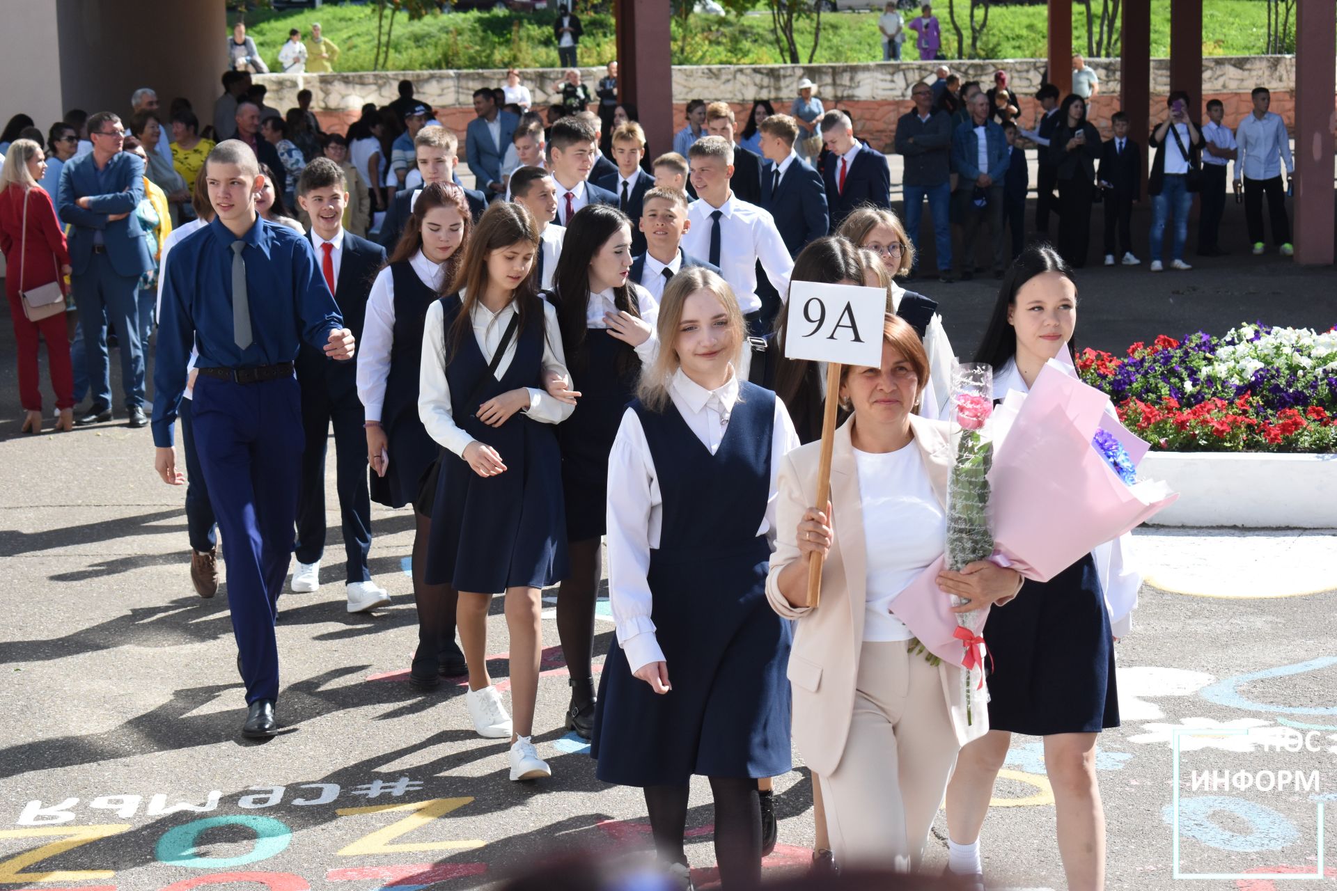 В школе №2 прошла торжественная линейка, посвященная дню знаний