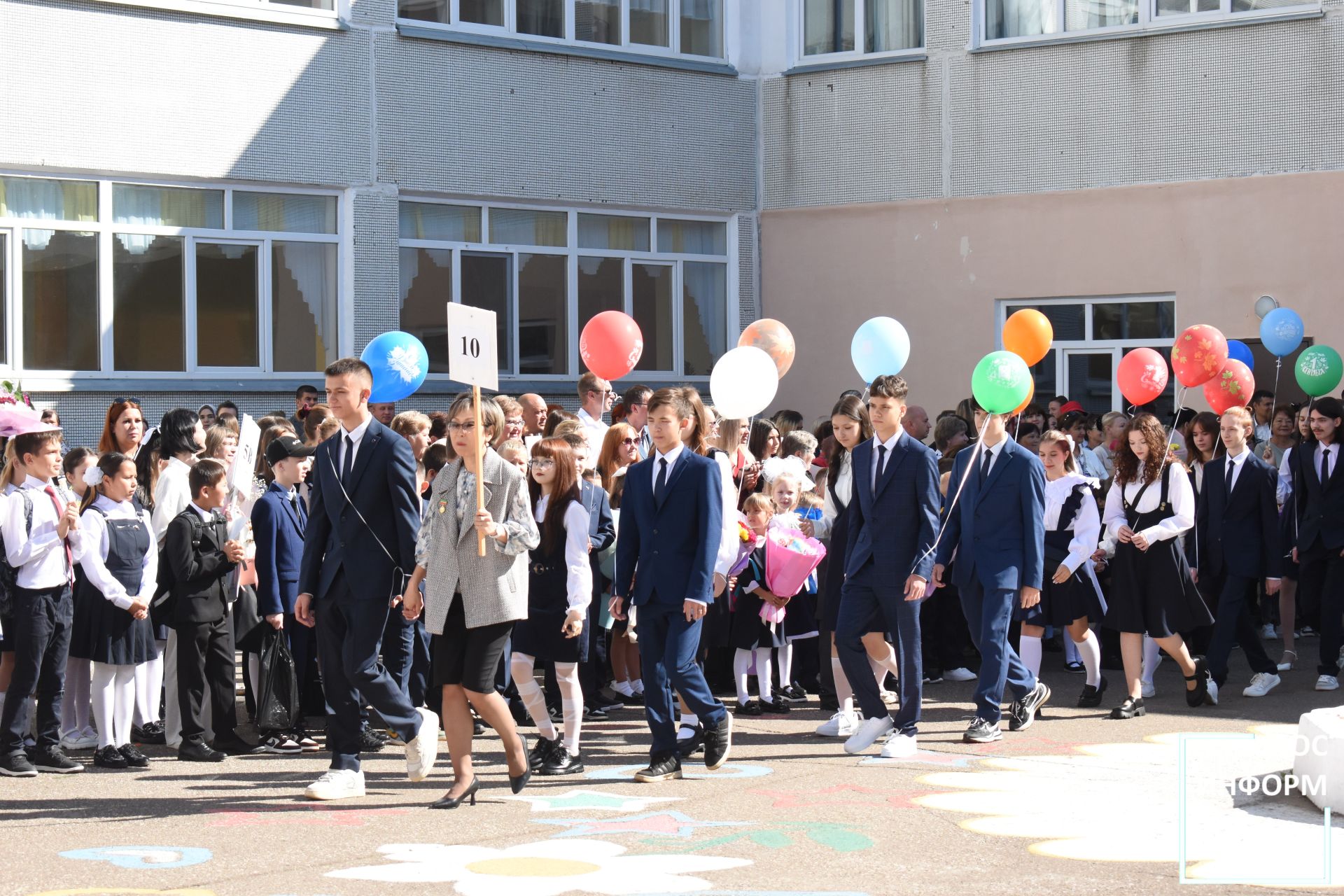 В школе №2 прошла торжественная линейка, посвященная дню знаний