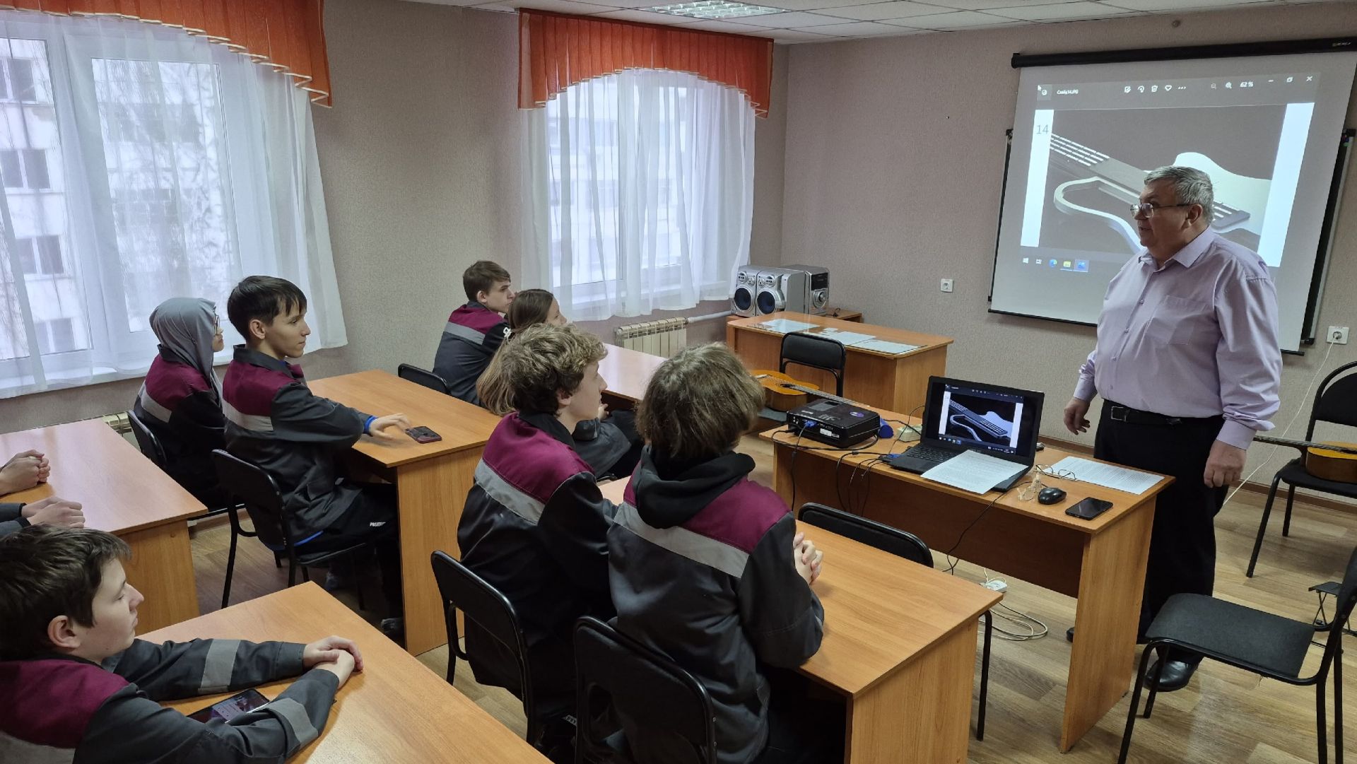 Студенты Камских Полян открыли для себя мир гитары на мастер-классе в детской музыкальной школе