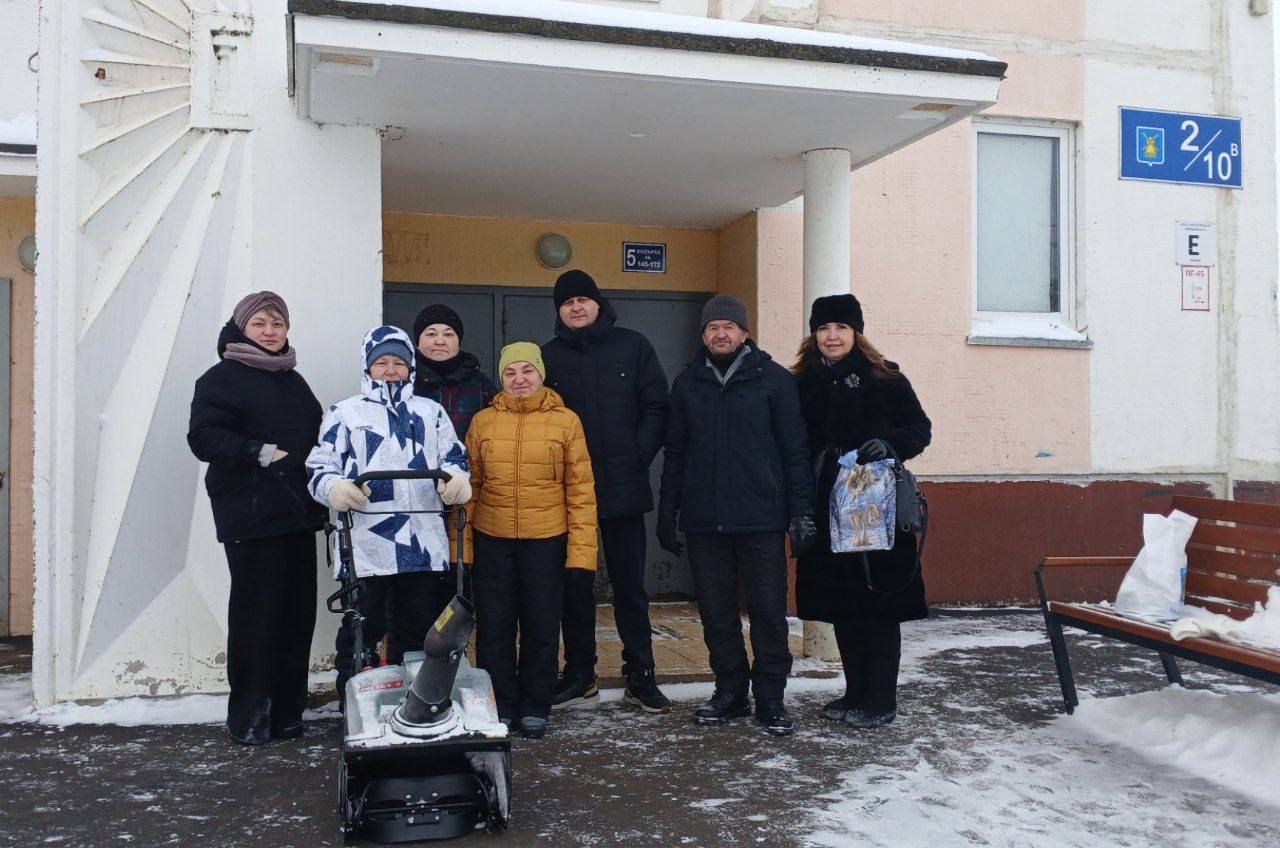 Жители дома 2/10 Камских Полян поздравили с новогодними праздниками своего дворника