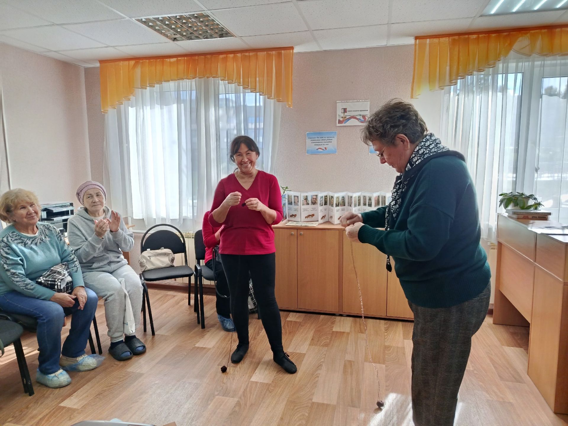 Камско-Полянская библиотека собрала бабушек на час хорошего настроения