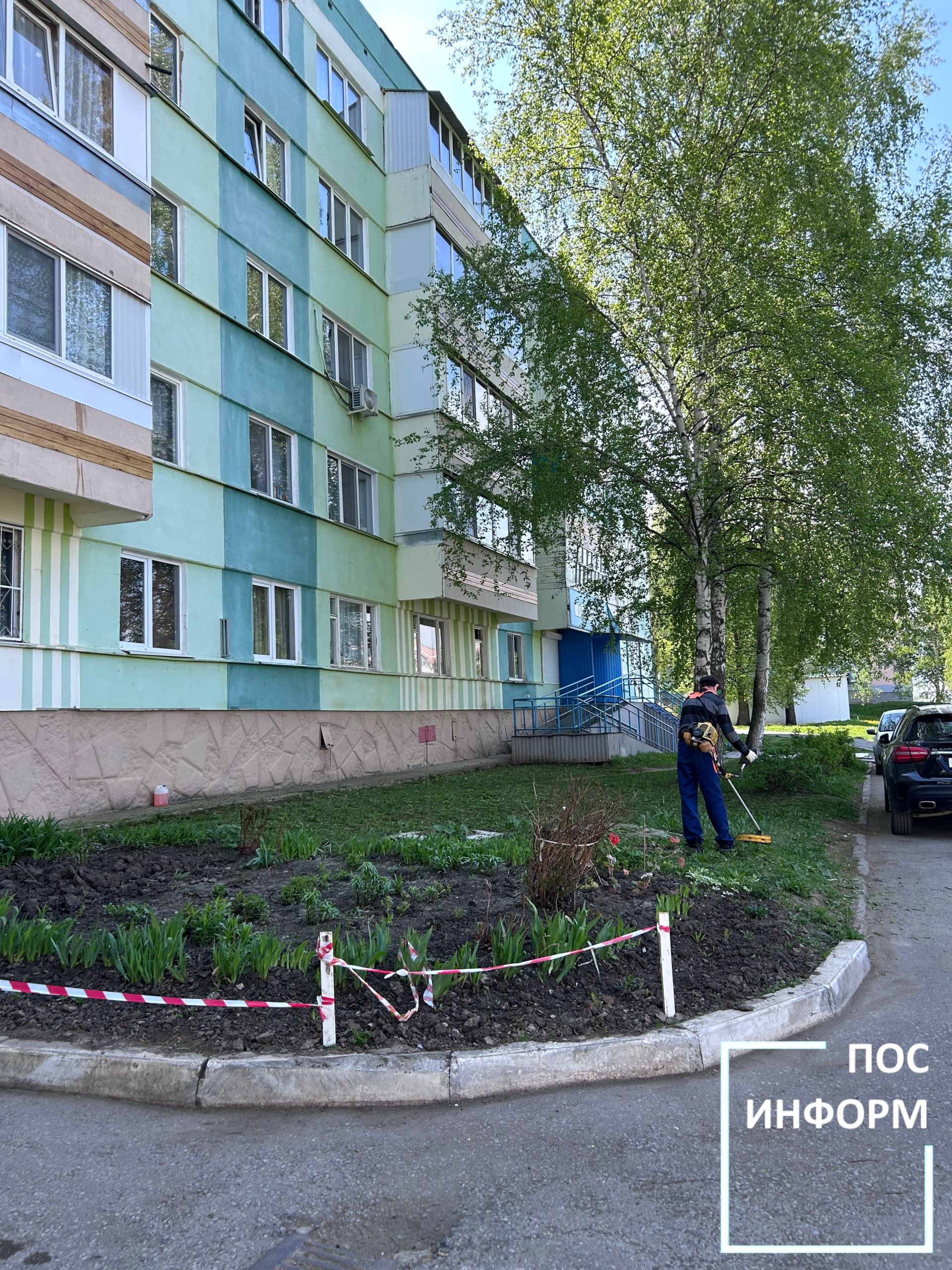 В Камских Полянах приводят в порядок газоны