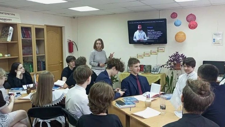 В библиотеке Камских Полян старшеклассникам рассказали о «Десяти сталинских ударах»
