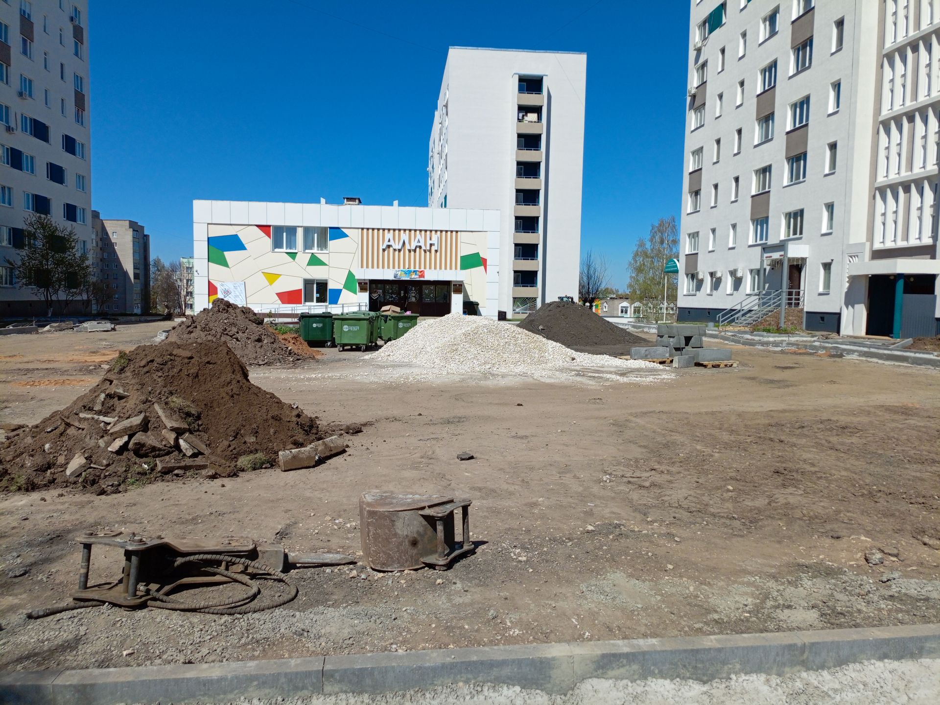 В Камских Полянах продолжают благоустройство территории, включая дворы и дороги