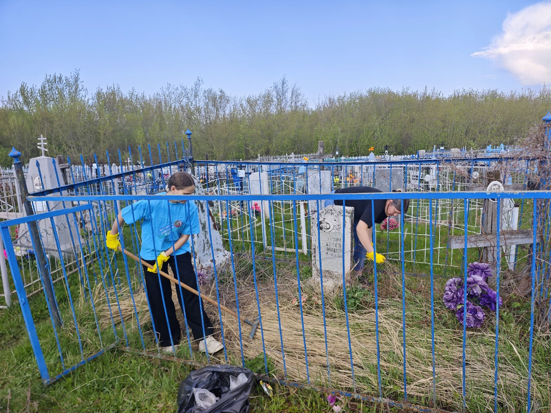 Жить и помнить: юные активисты Камских Полян привели в порядок захоронения ветеранов