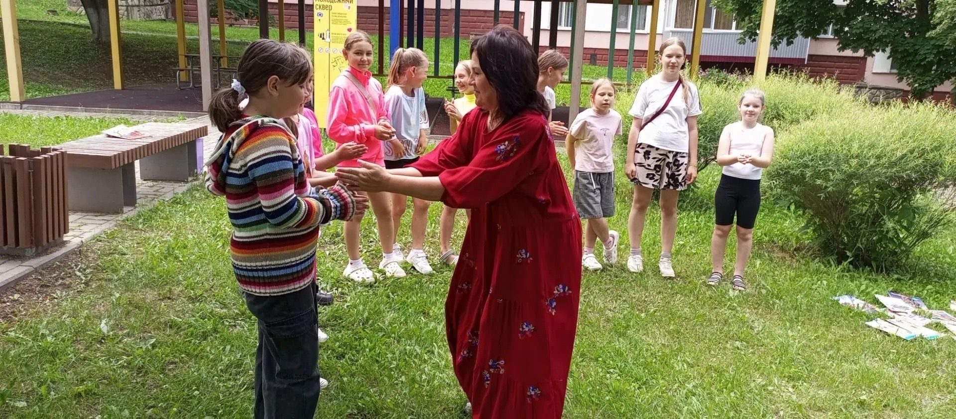 В сквере «Молодёжный» Камских Полян книгу читали на траве