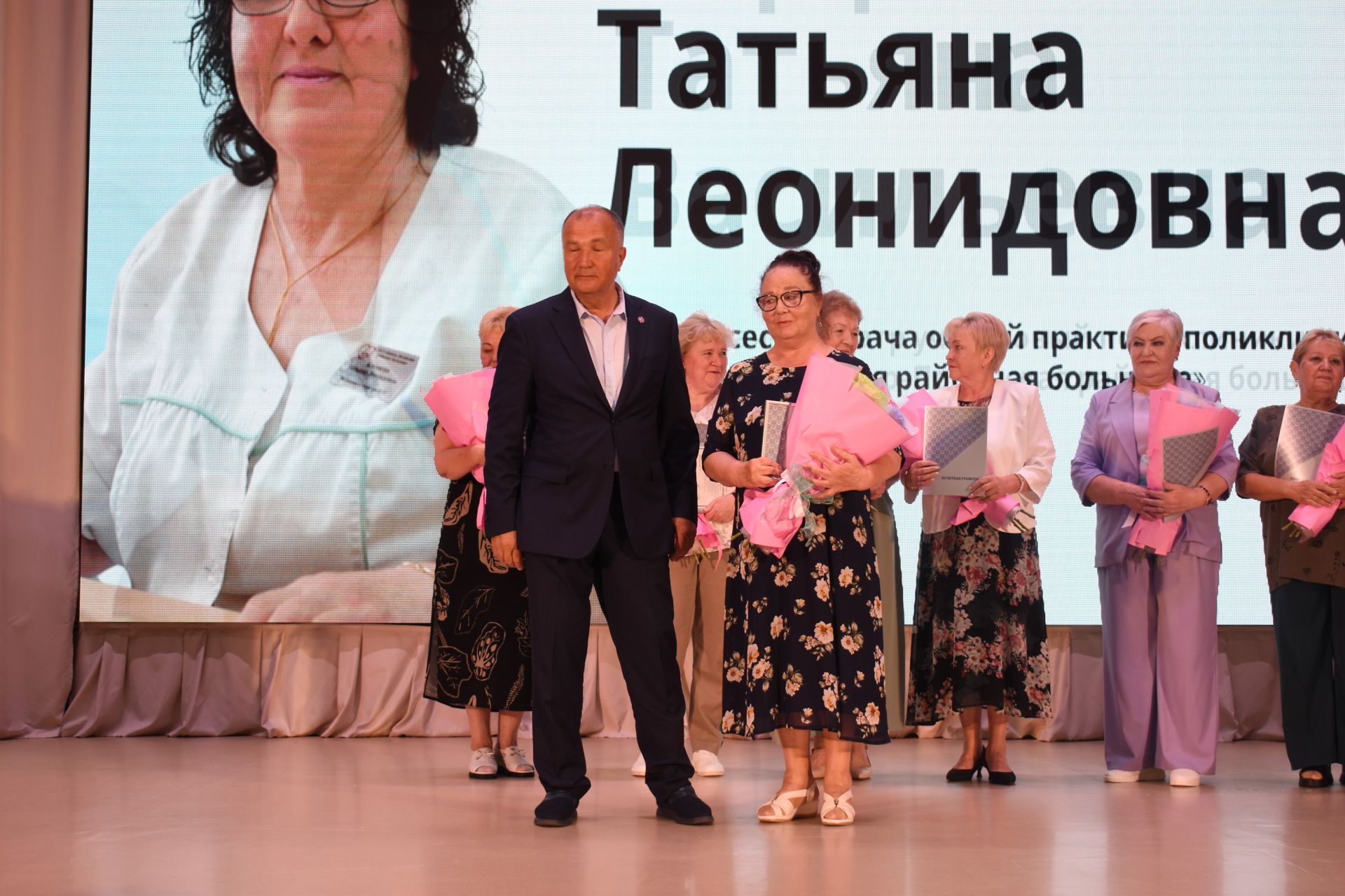 В КЦ «Чулман-Су» чествовали медиков и поздравили больницу с 40-летием фоторепортаж