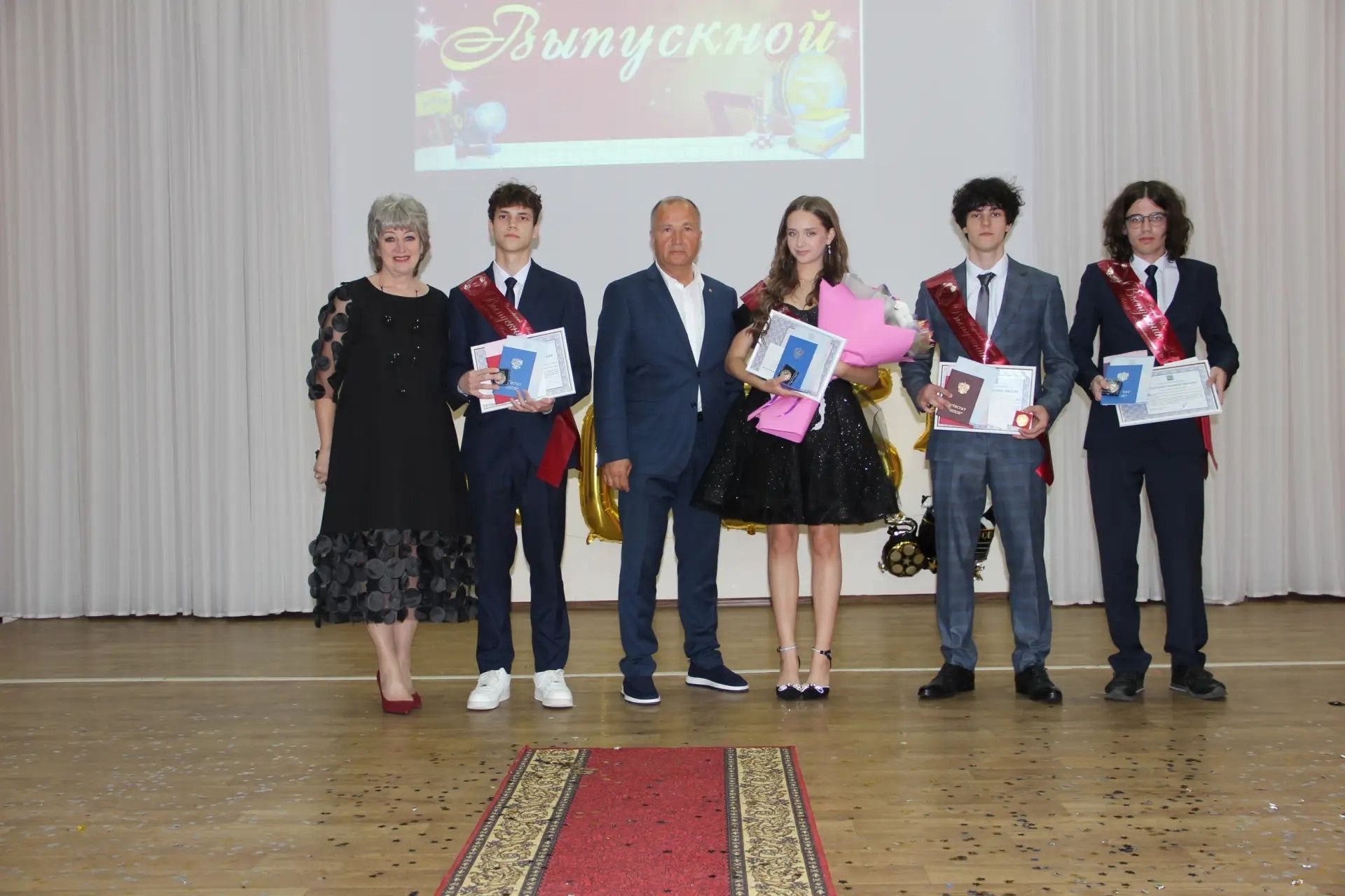 В Камскополянской школе № 2 прошел торжественный выпускной вечер