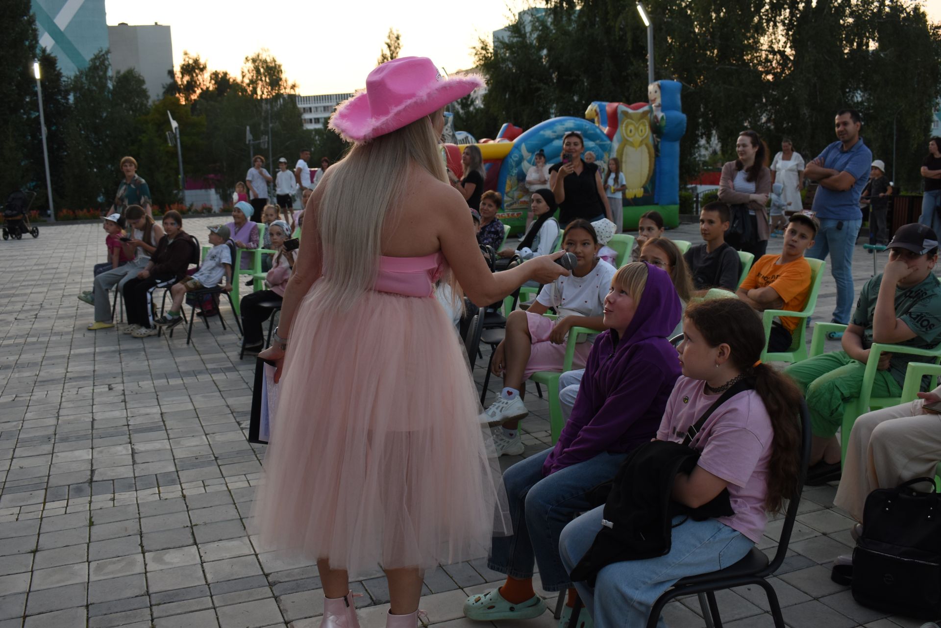 Жители Камских Полян оценили фестиваль уличного кино под открытым небом