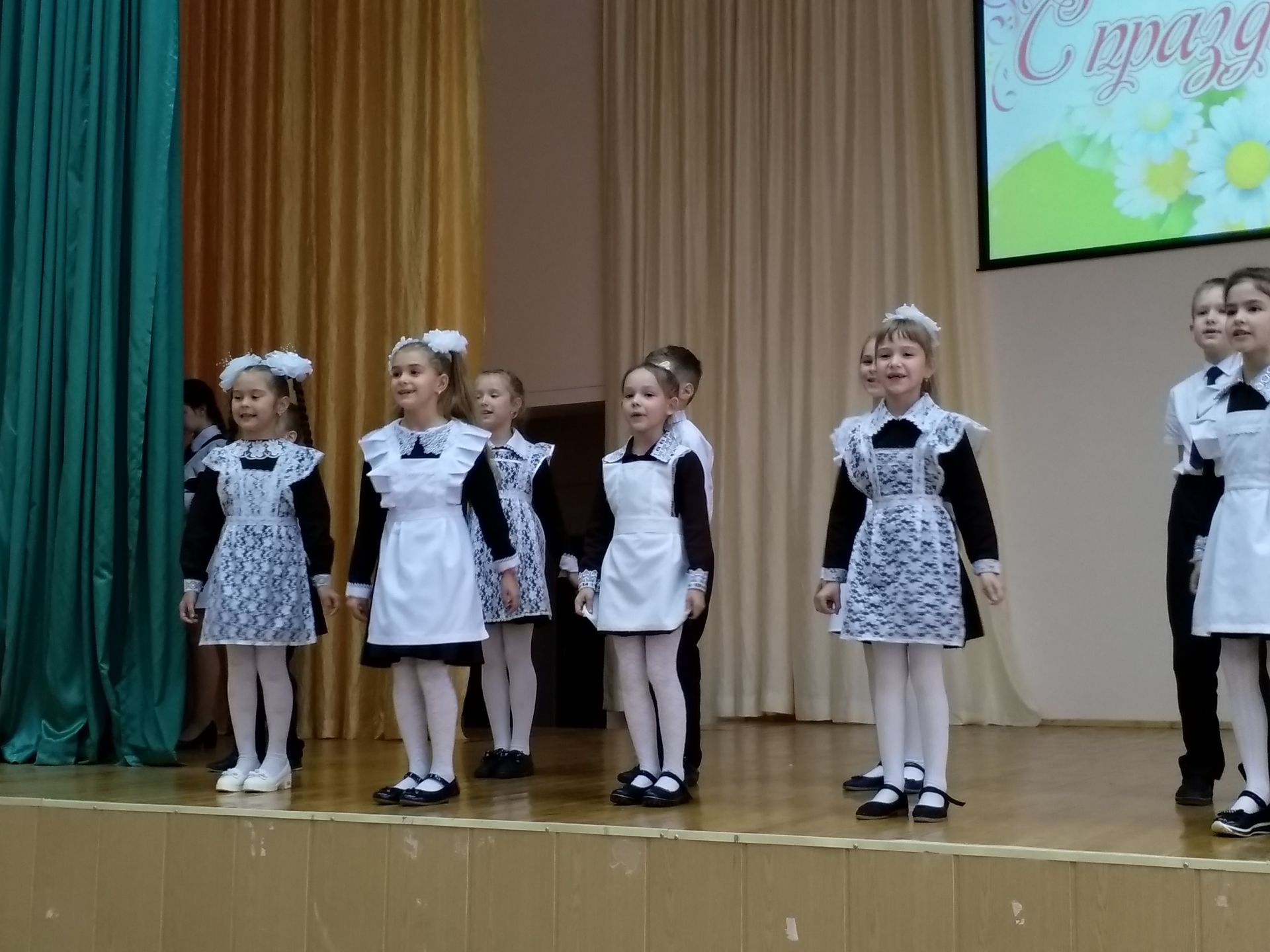 В Камских Полянах в школе №1 состоялся праздничный концерт, посвященный Международному Дню пожилого человека