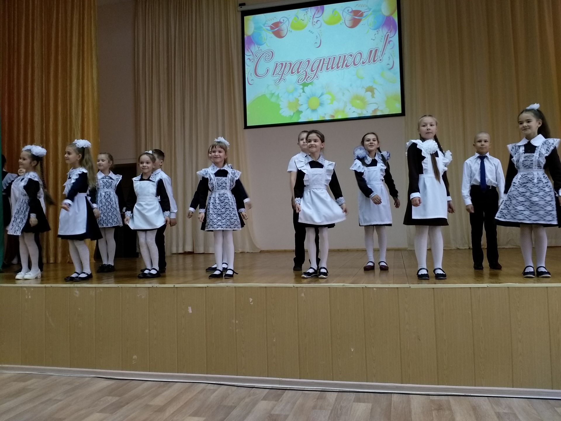 В Камских Полянах в школе №1 состоялся праздничный концерт, посвященный Международному Дню пожилого человека