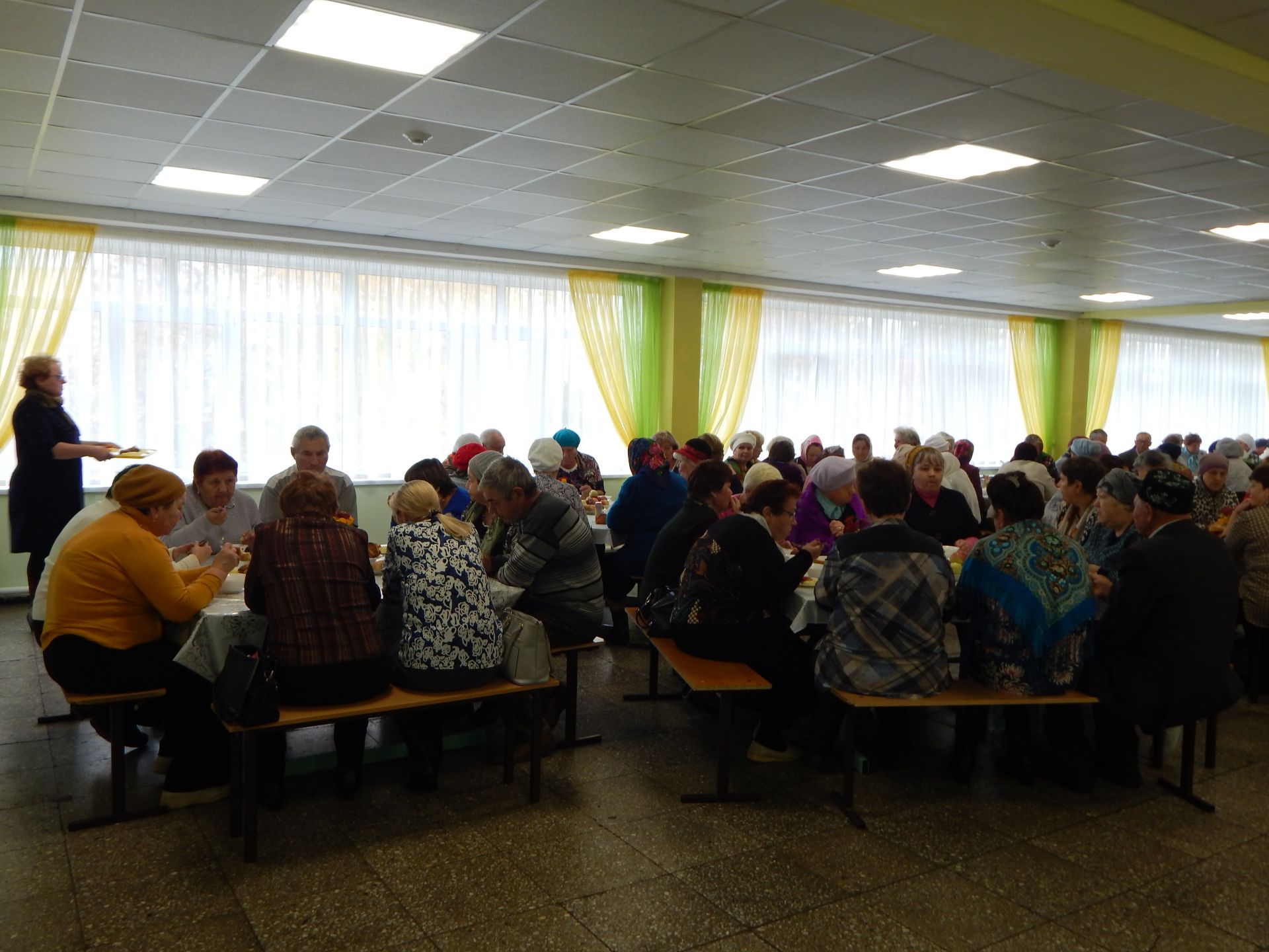 В Камских Полянах в школе №2 состоялся праздничный концерт, посвященный Международному Дню пожилого человека