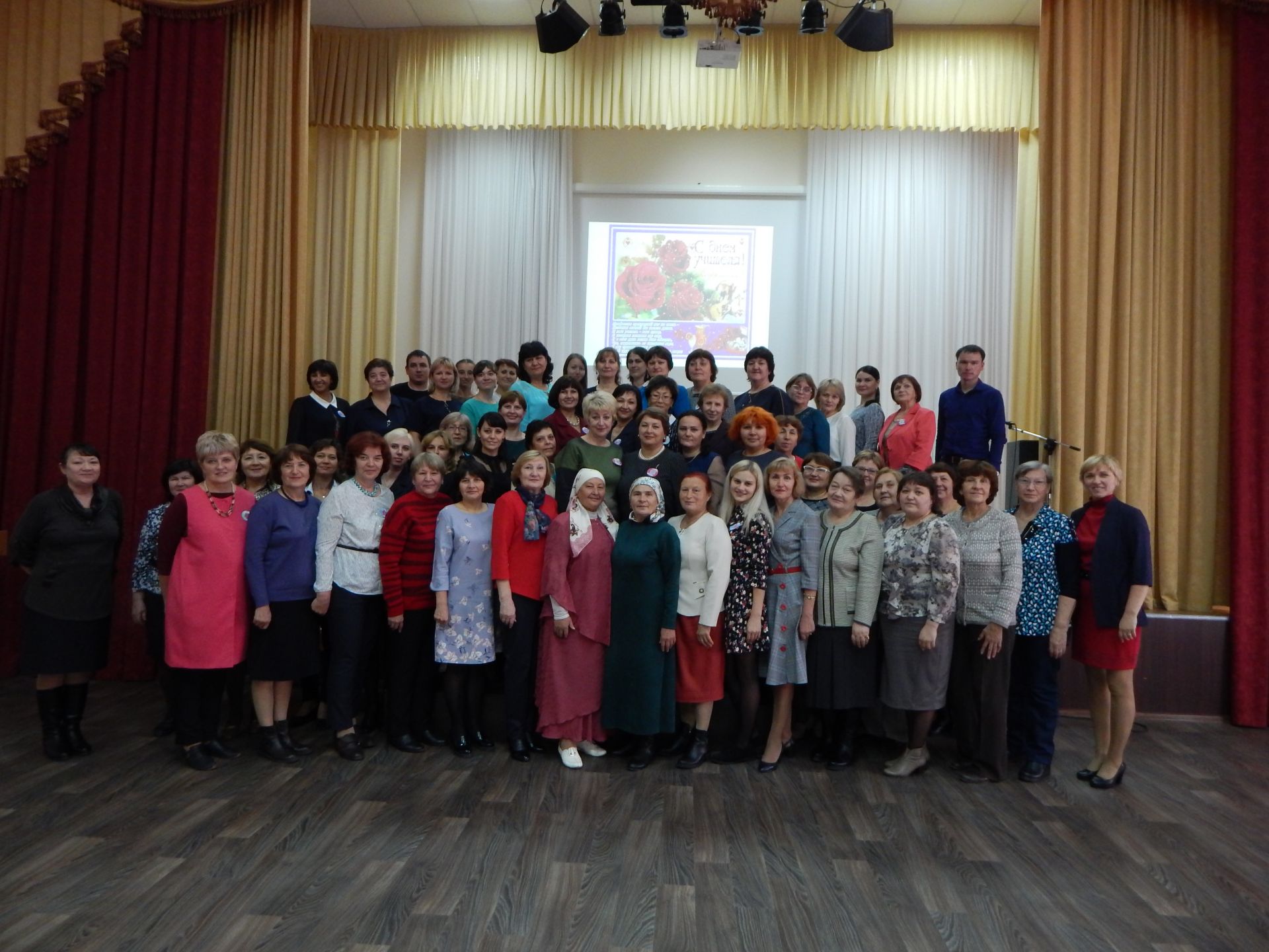 В Камских Полянах в школе №2 состоялся праздничный концерт, посвященный Дню учителя