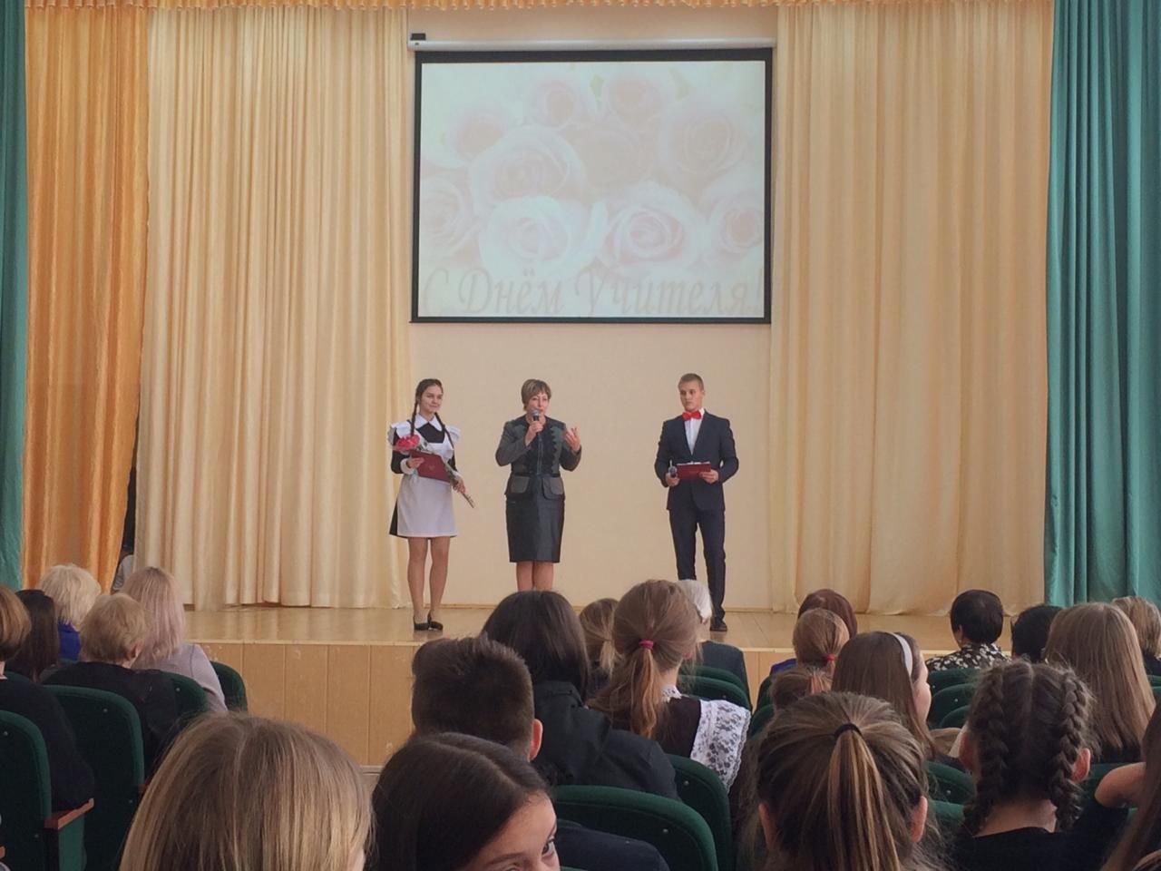 В Камских Полянах в школе №1 состоялся праздничный концерт, посвященный Дню учителя