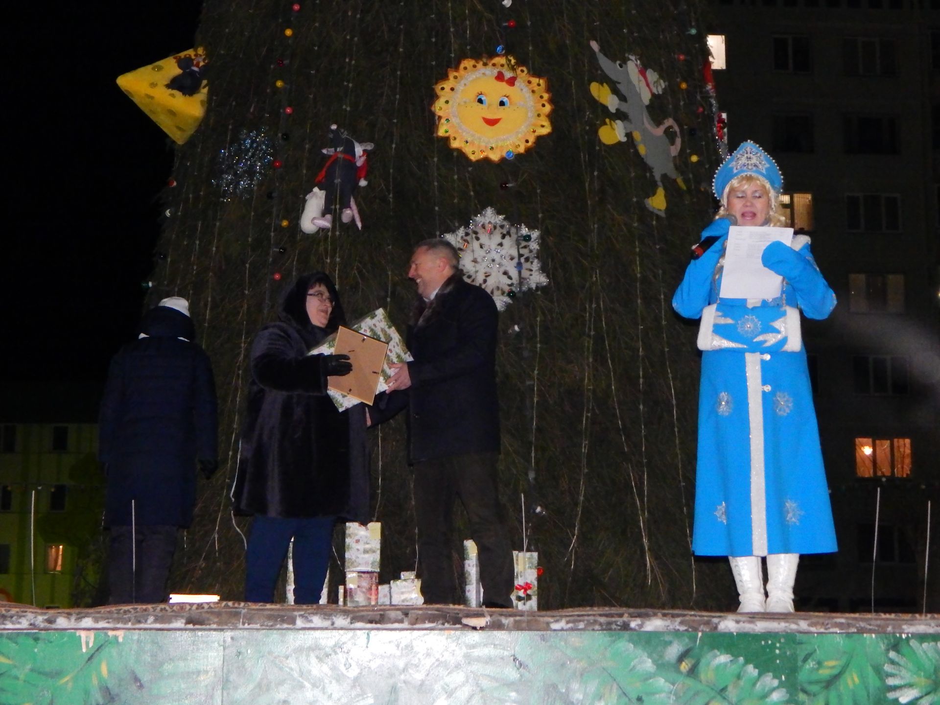 В Камских Полянах в торжественной обстановке состоялось открытие городской Елки