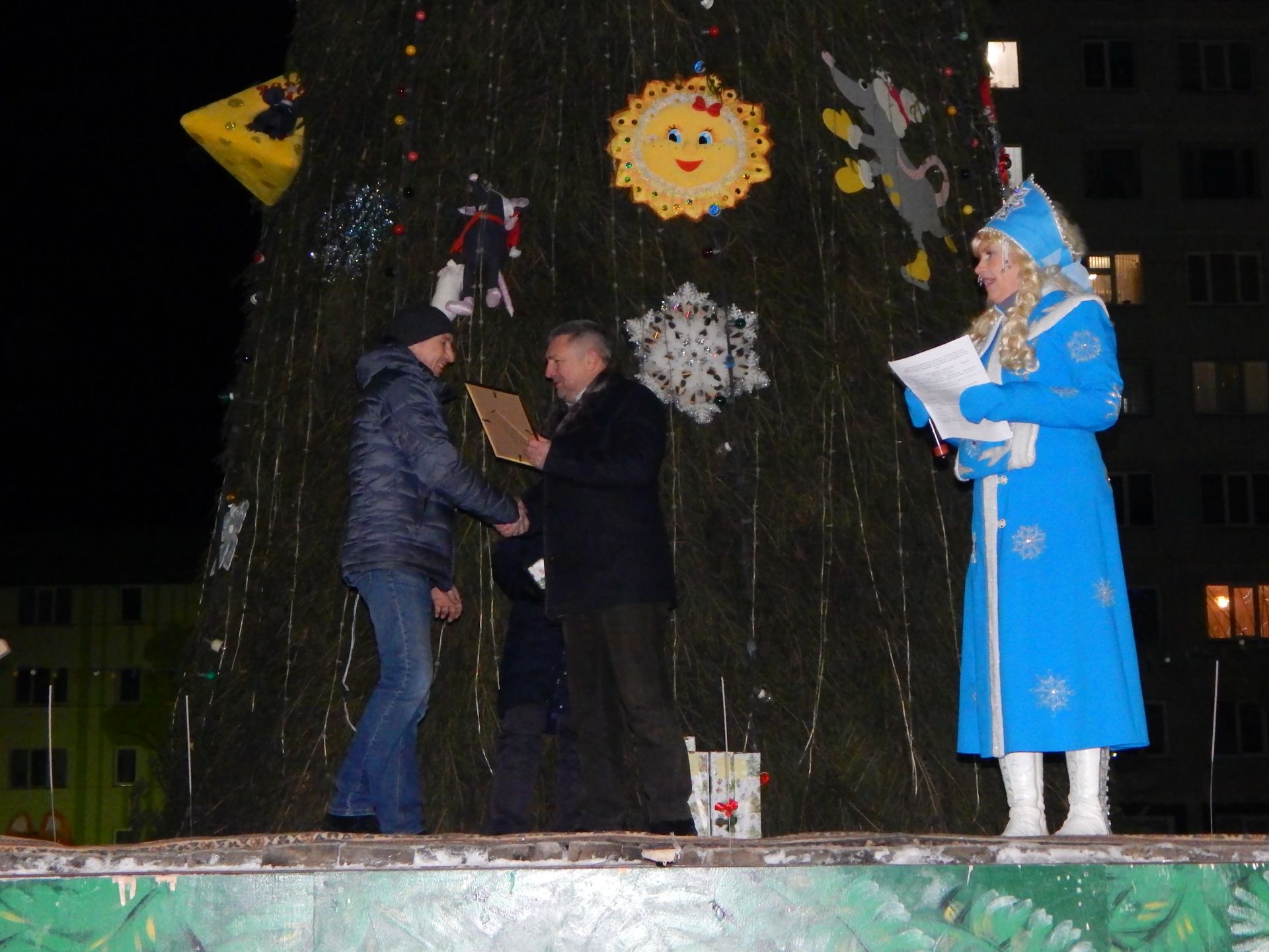 В Камских Полянах в торжественной обстановке состоялось открытие городской Елки