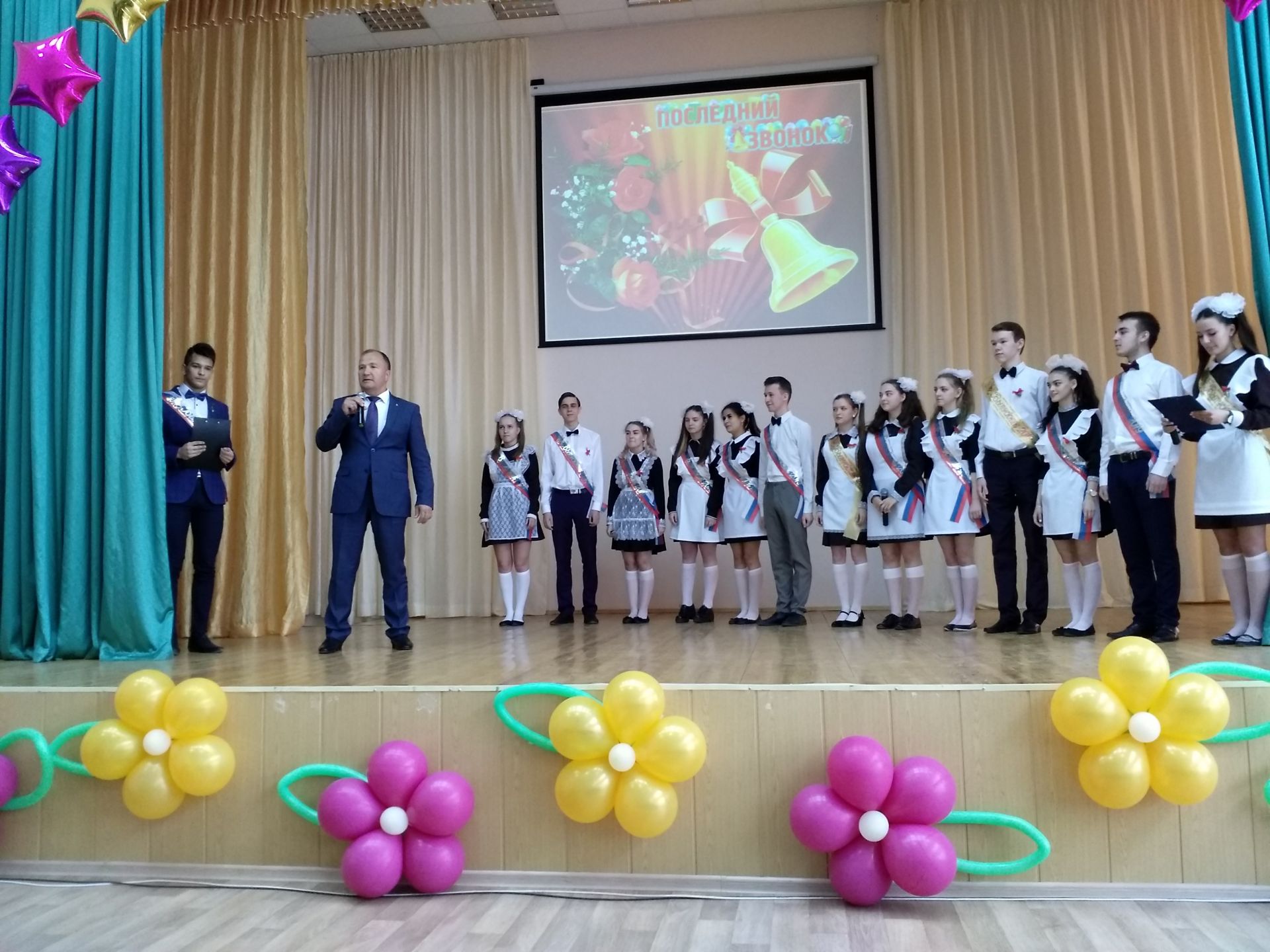 В актовом зале Камскополянской школе № 1 для учеников выпускных классов прозвенел последний звонок.