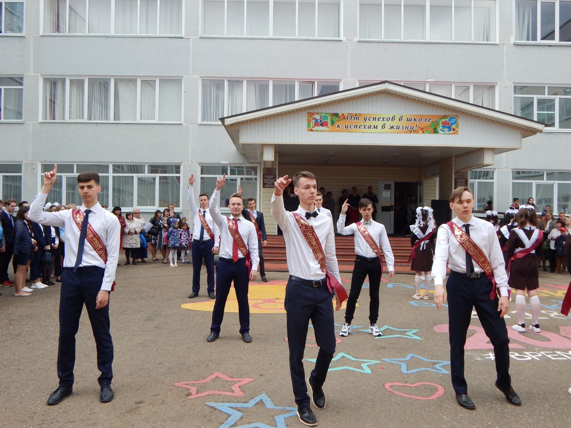 Для выпускников Камскополянской школы №2 прозвенел последний звонок