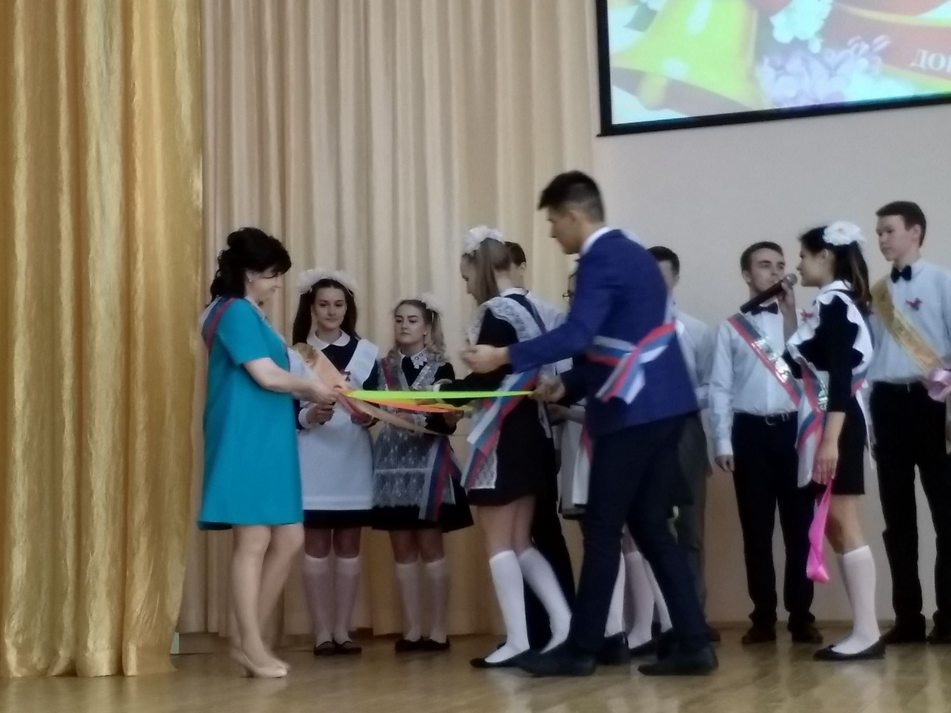 В актовом зале Камскополянской школе № 1 для учеников выпускных классов прозвенел последний звонок.
