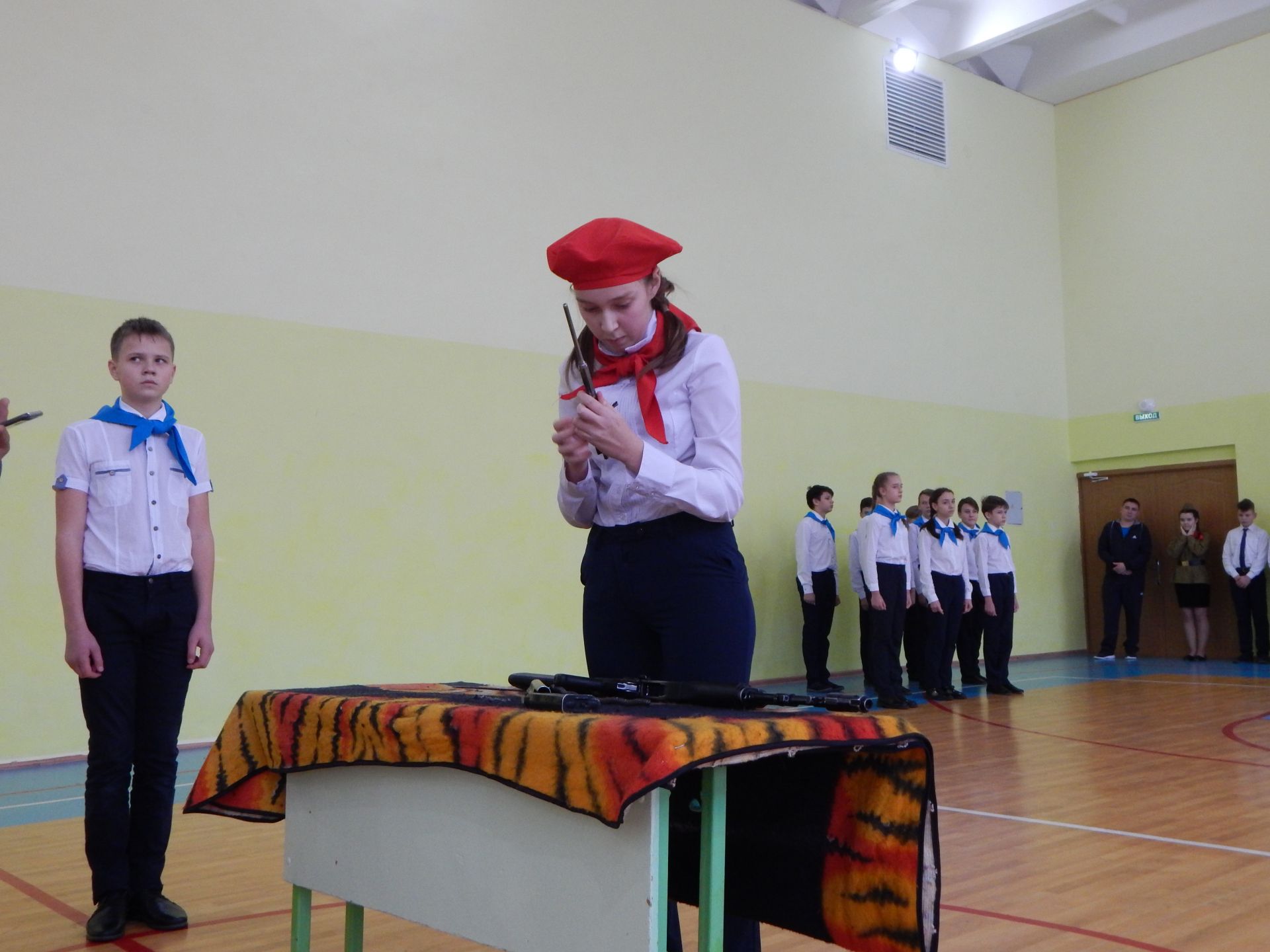 Муниципальный конкурс смотра строя и песни между 5-7 классы в школе №2