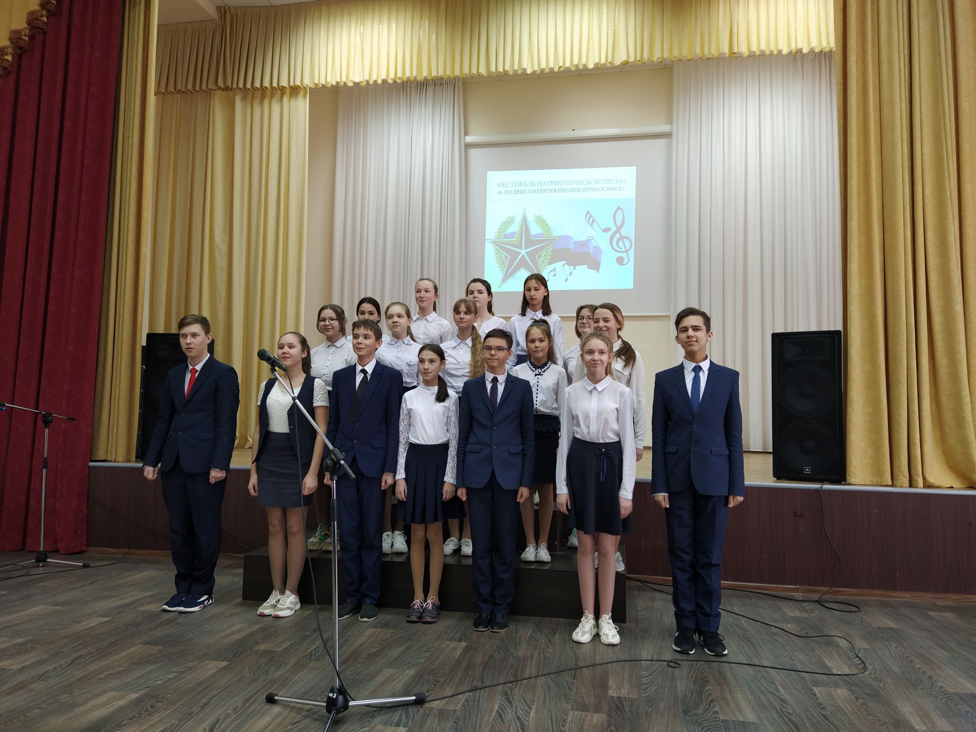 В Камполянской школе №2 состоялся школьный фестиваль патриотической песни