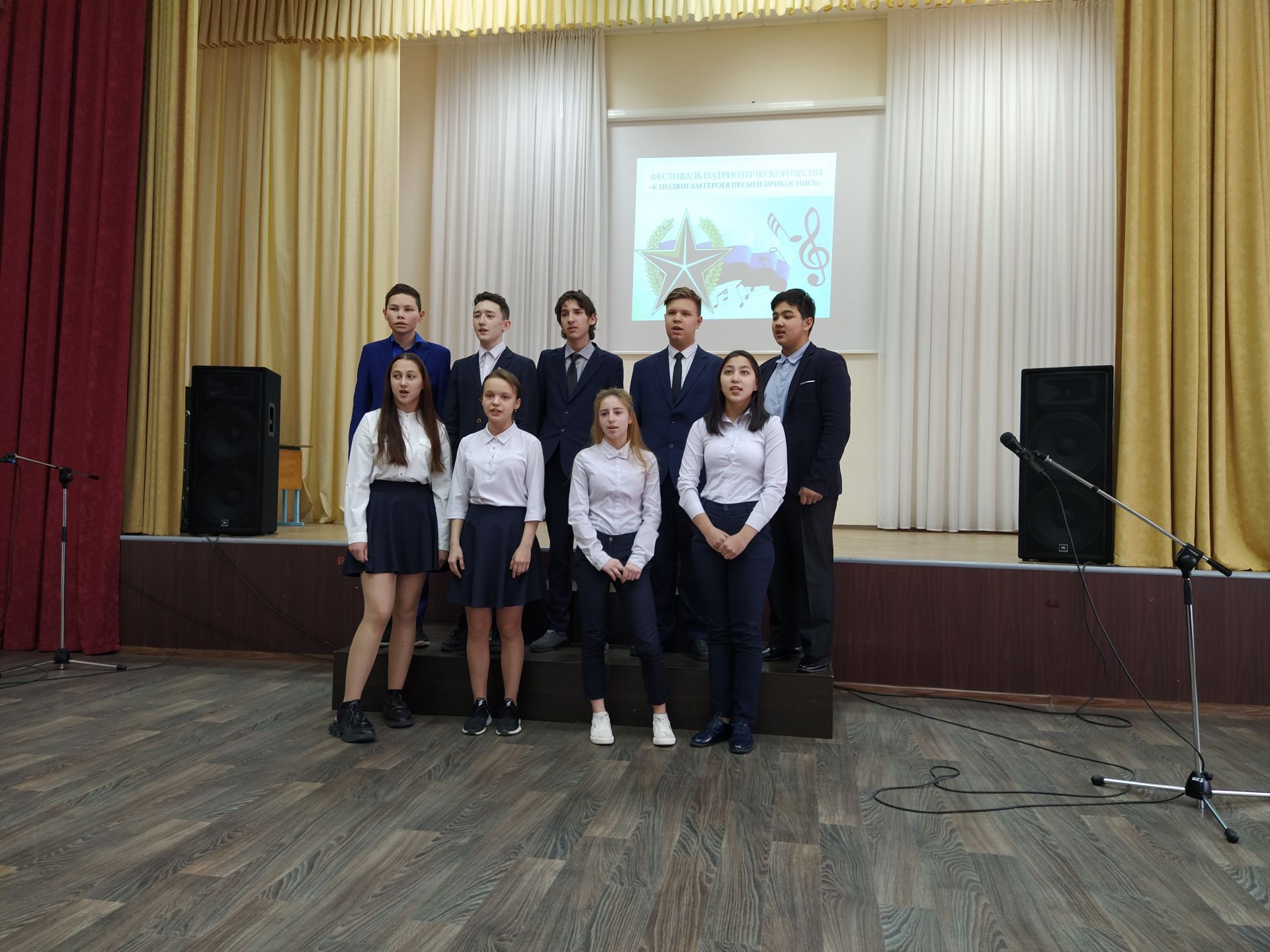 В Камполянской школе №2 состоялся школьный фестиваль патриотической песни