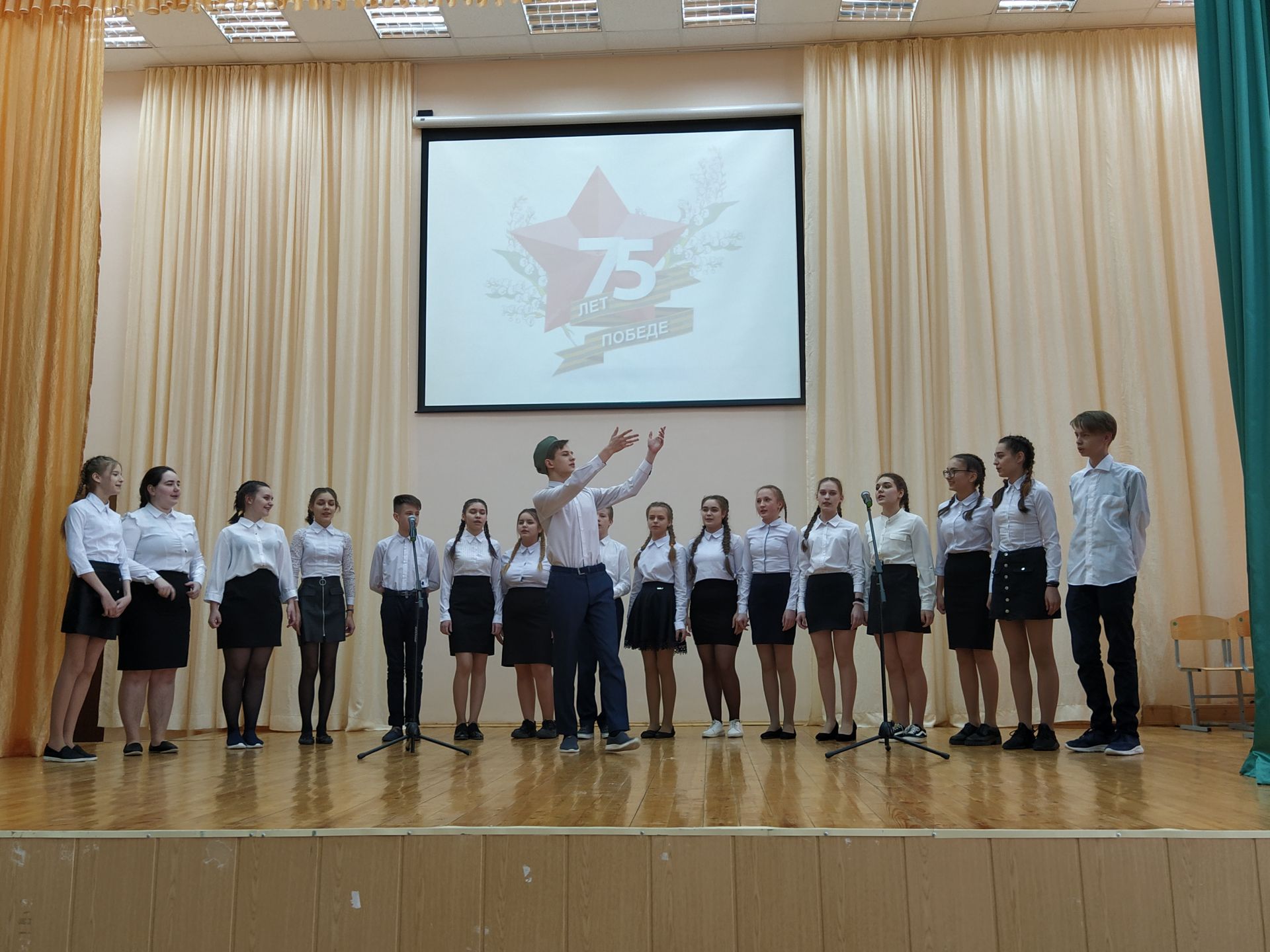 В Камполянской школе №1 прошел конкурс инсценированной военной песни